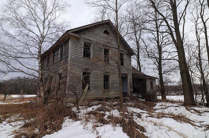 Abandoned Home in Rural Wisconsin [OC] r/AbandonedPorn