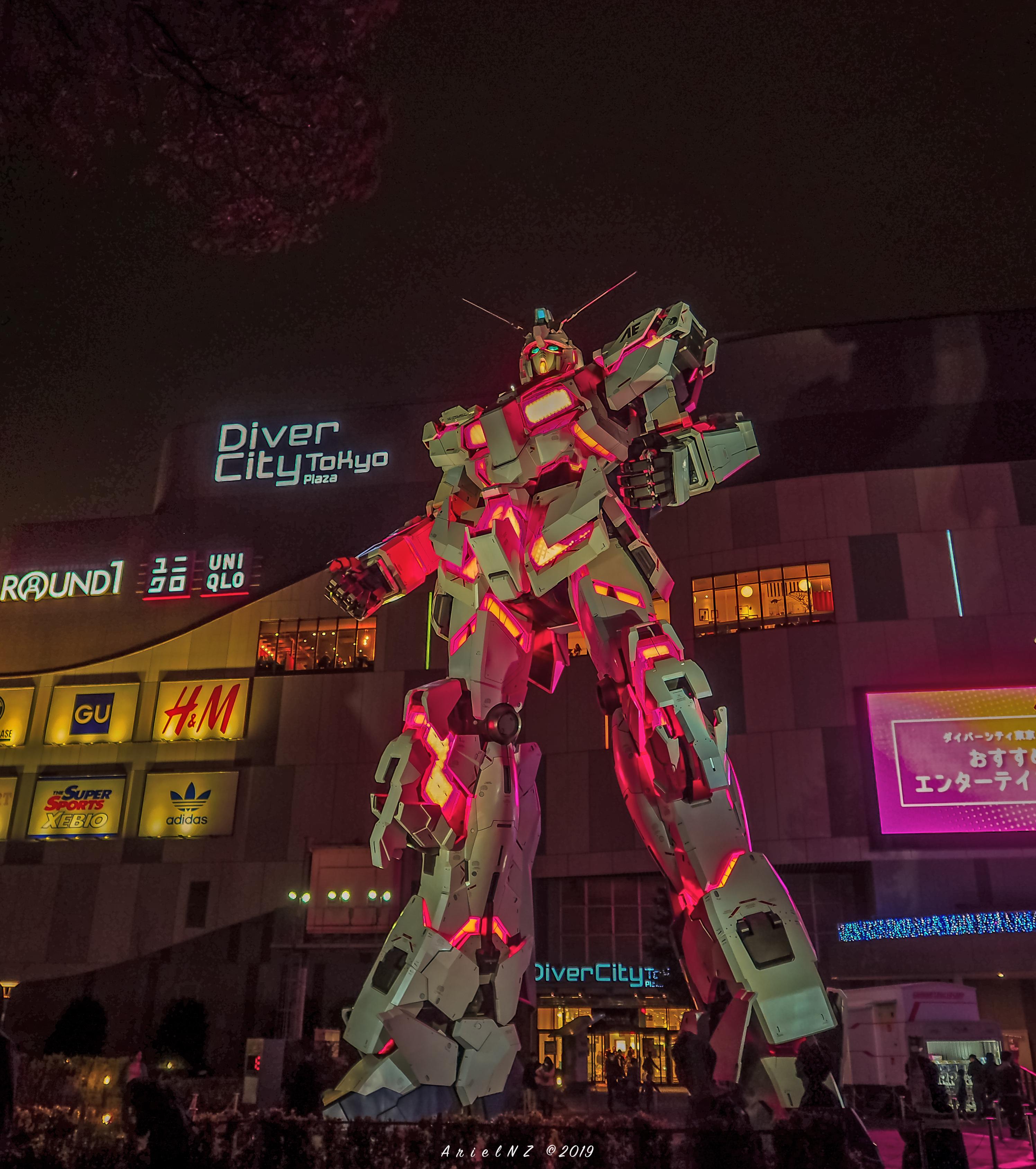 Unicorn Gundam Statue at Night in Odaiba, Tokyo [OC] r/japanpics