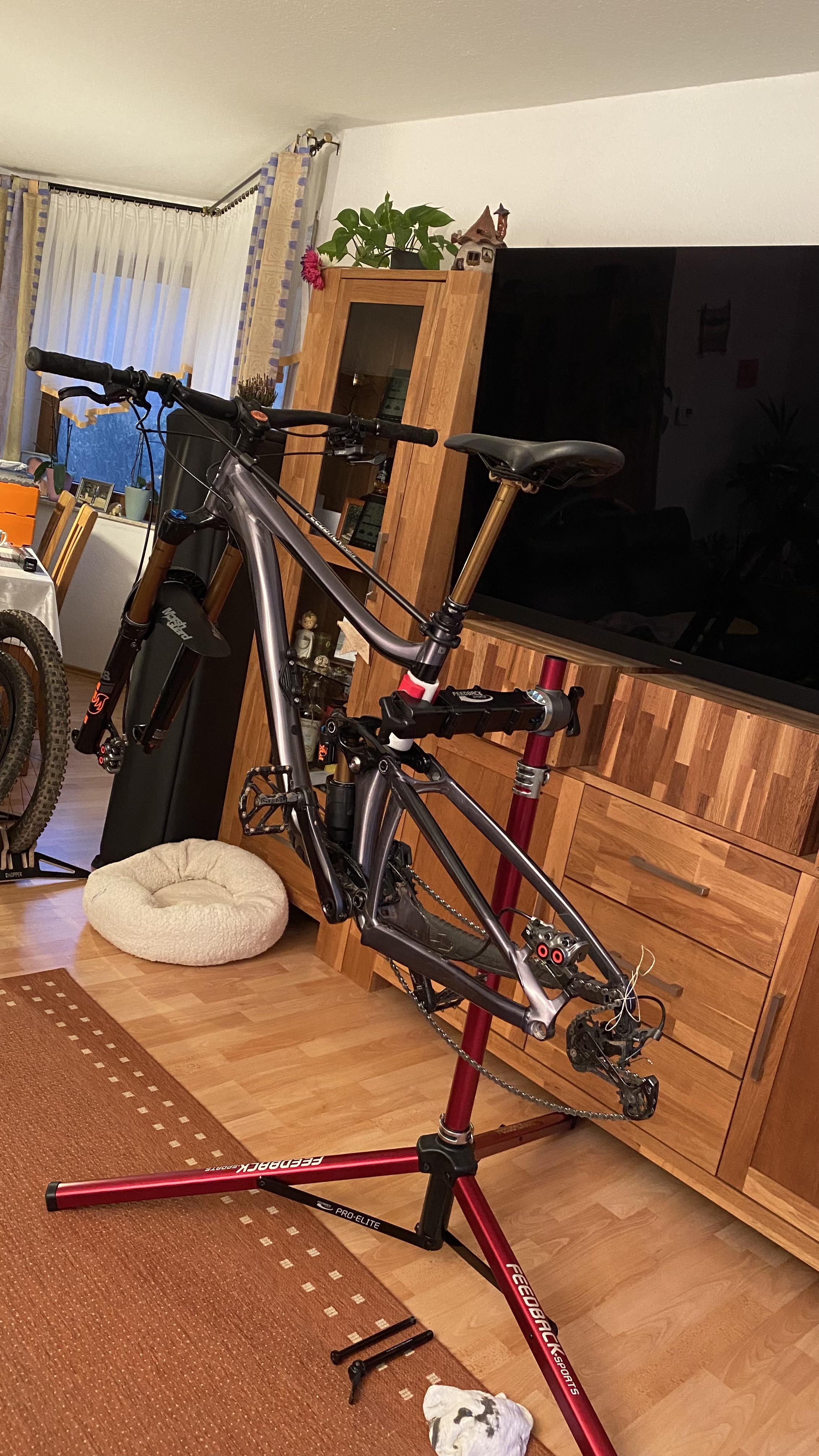 Changing Tires and put in some new Grease r/fullsuspension