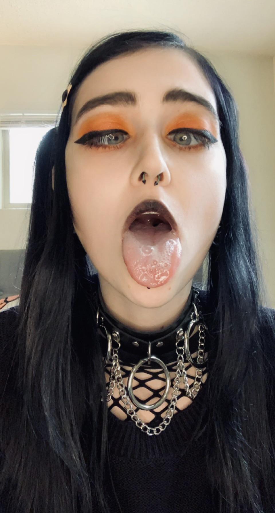 Cum down my throat, can’t you see I’m begging? 🤤🖤 : AhegaoGirls