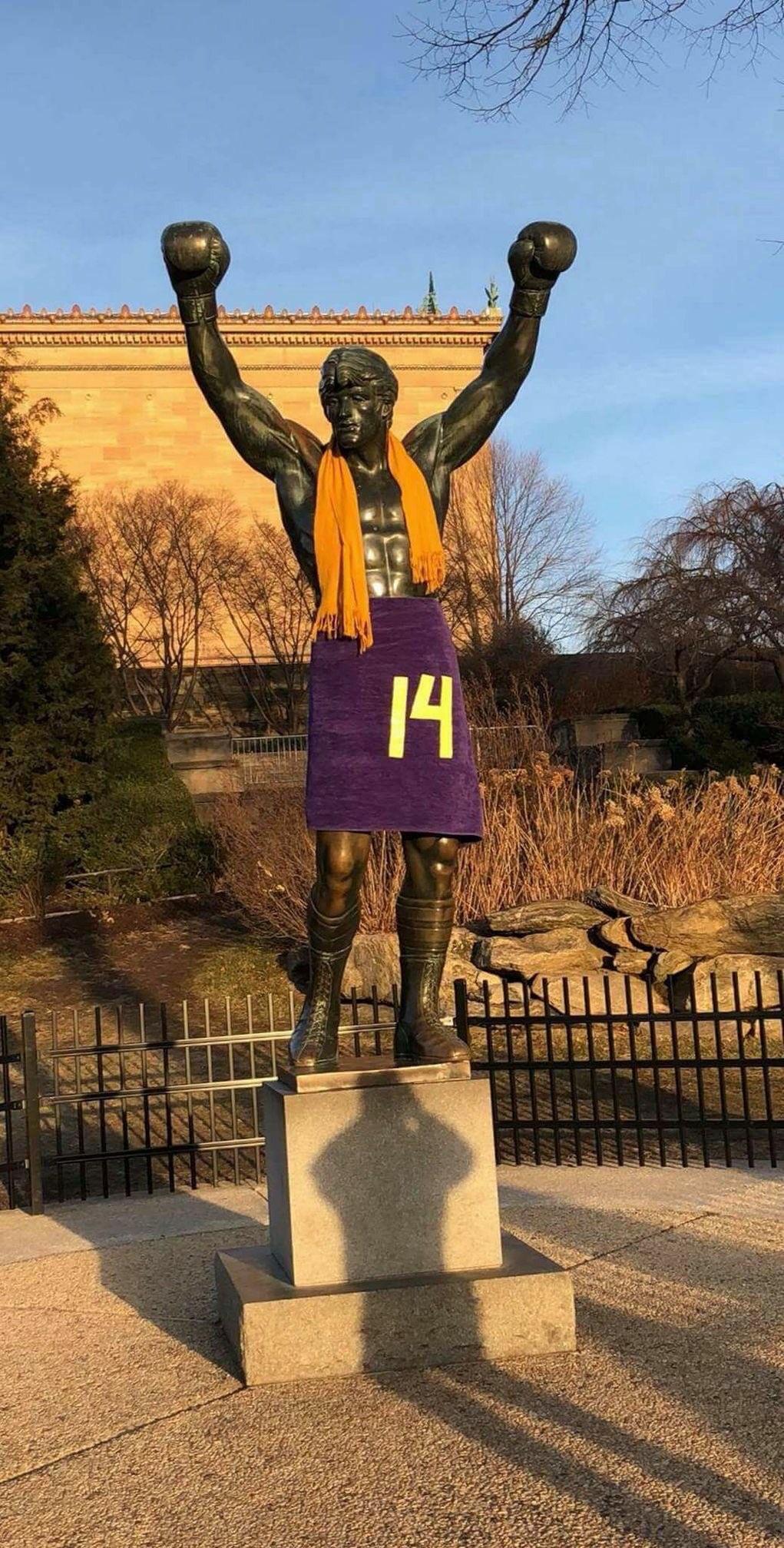 Vikings Fans Disrespect the Rocky Statue r/eagles