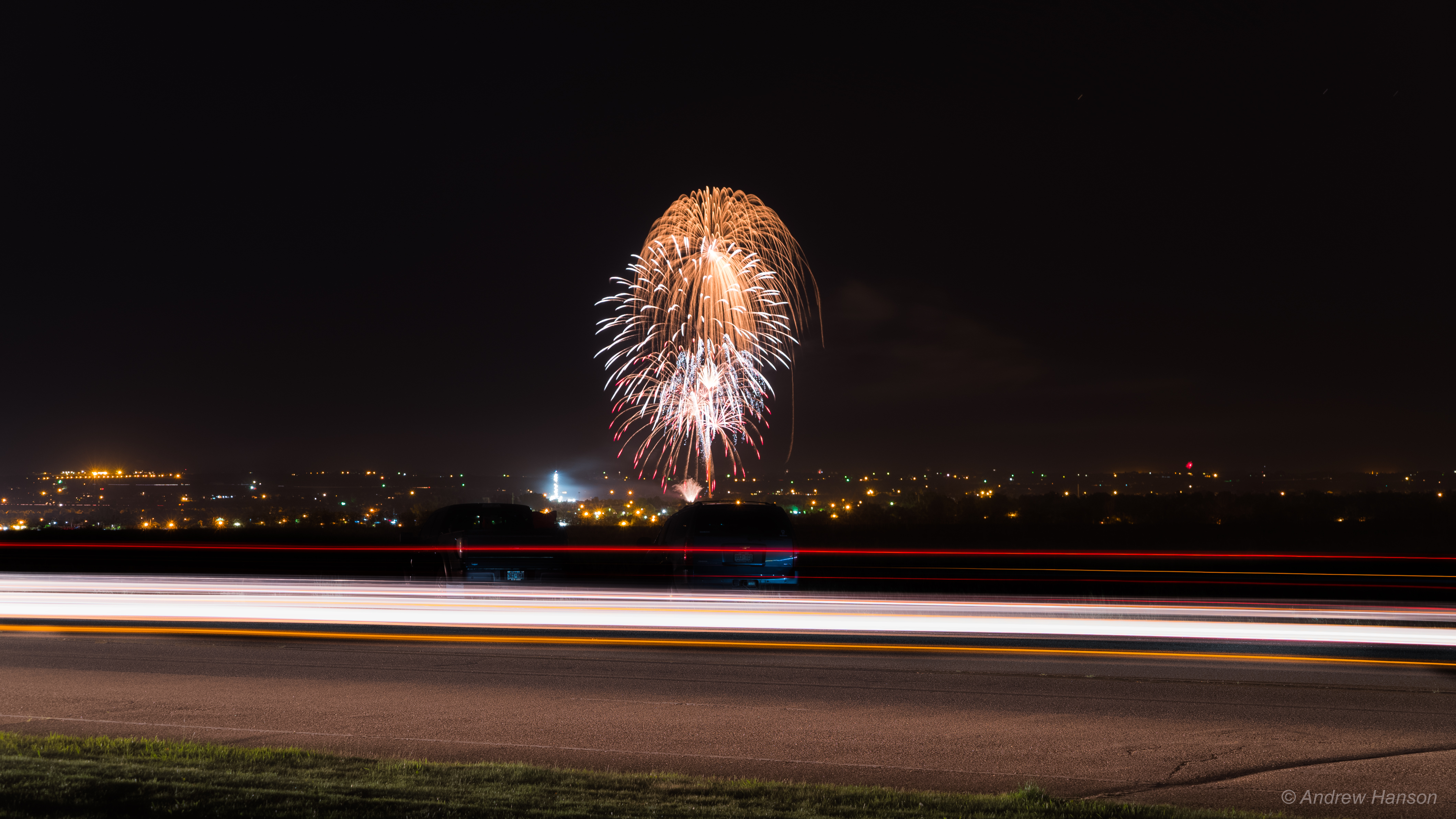 Car lights paired with fireworks [3840×2160] r/ExposurePorn