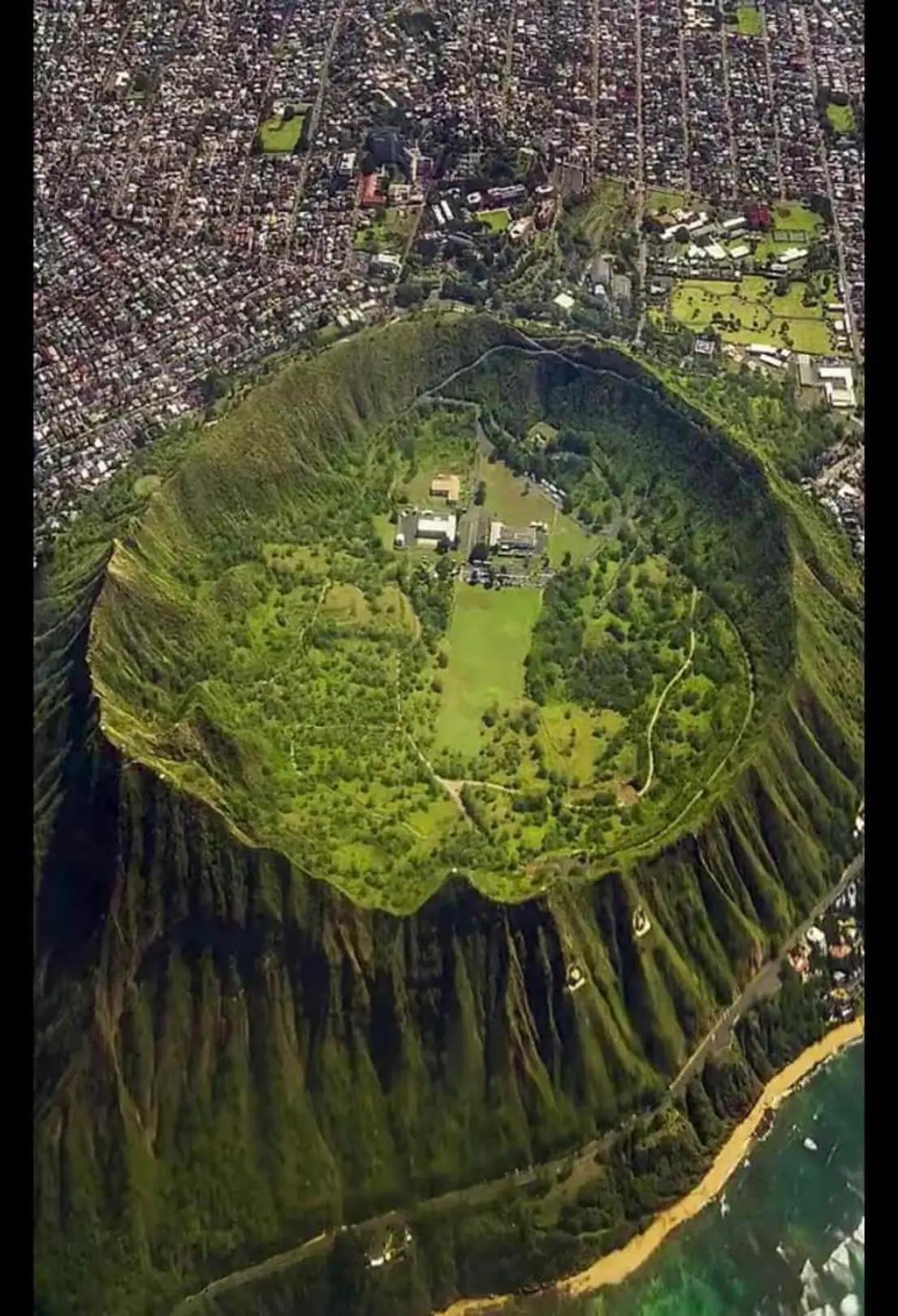 Oahu’s Diamond Head from above r/Damnthatsinteresting