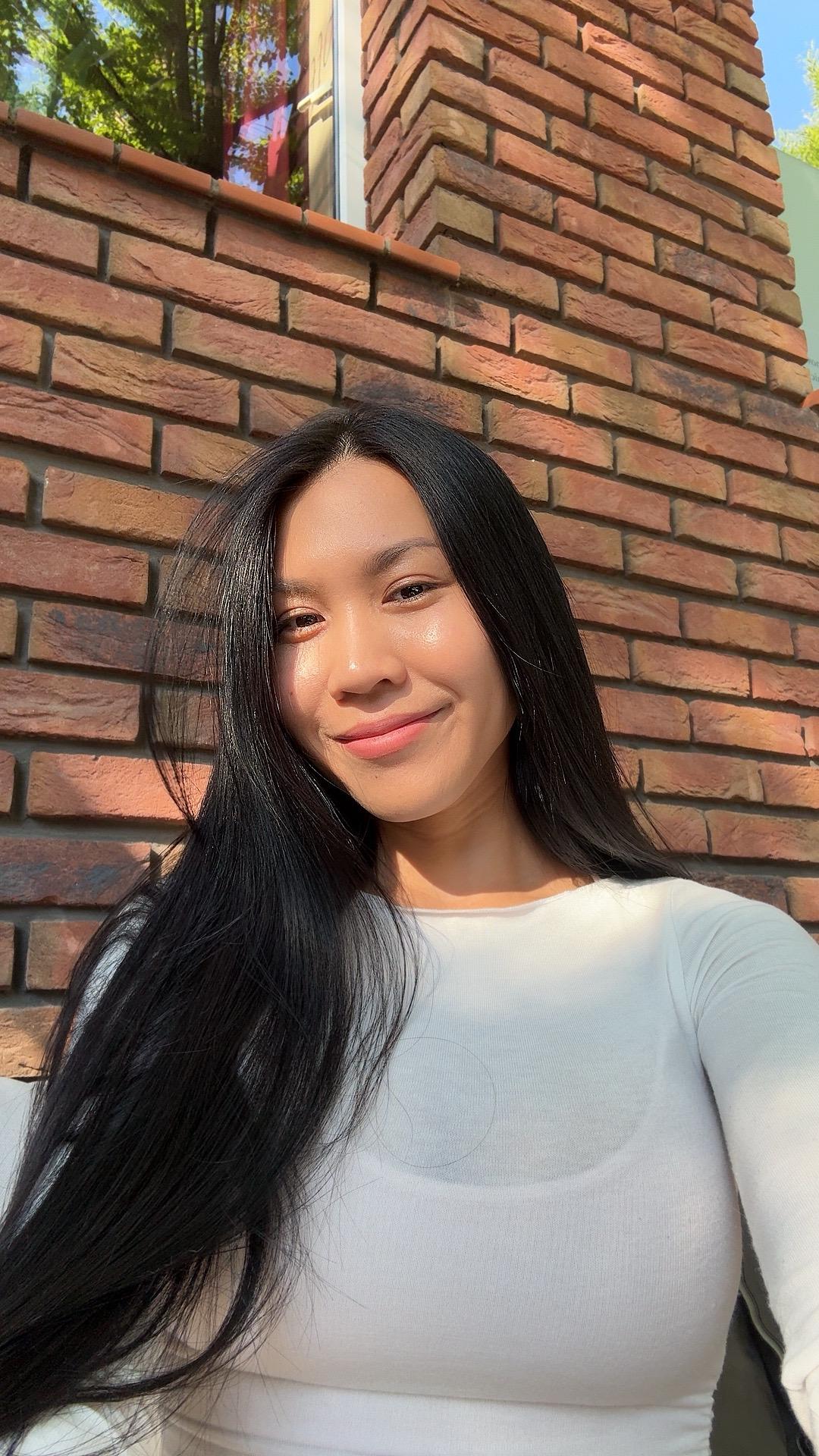 kinda windy but its giving me a bad hair day! : selfie