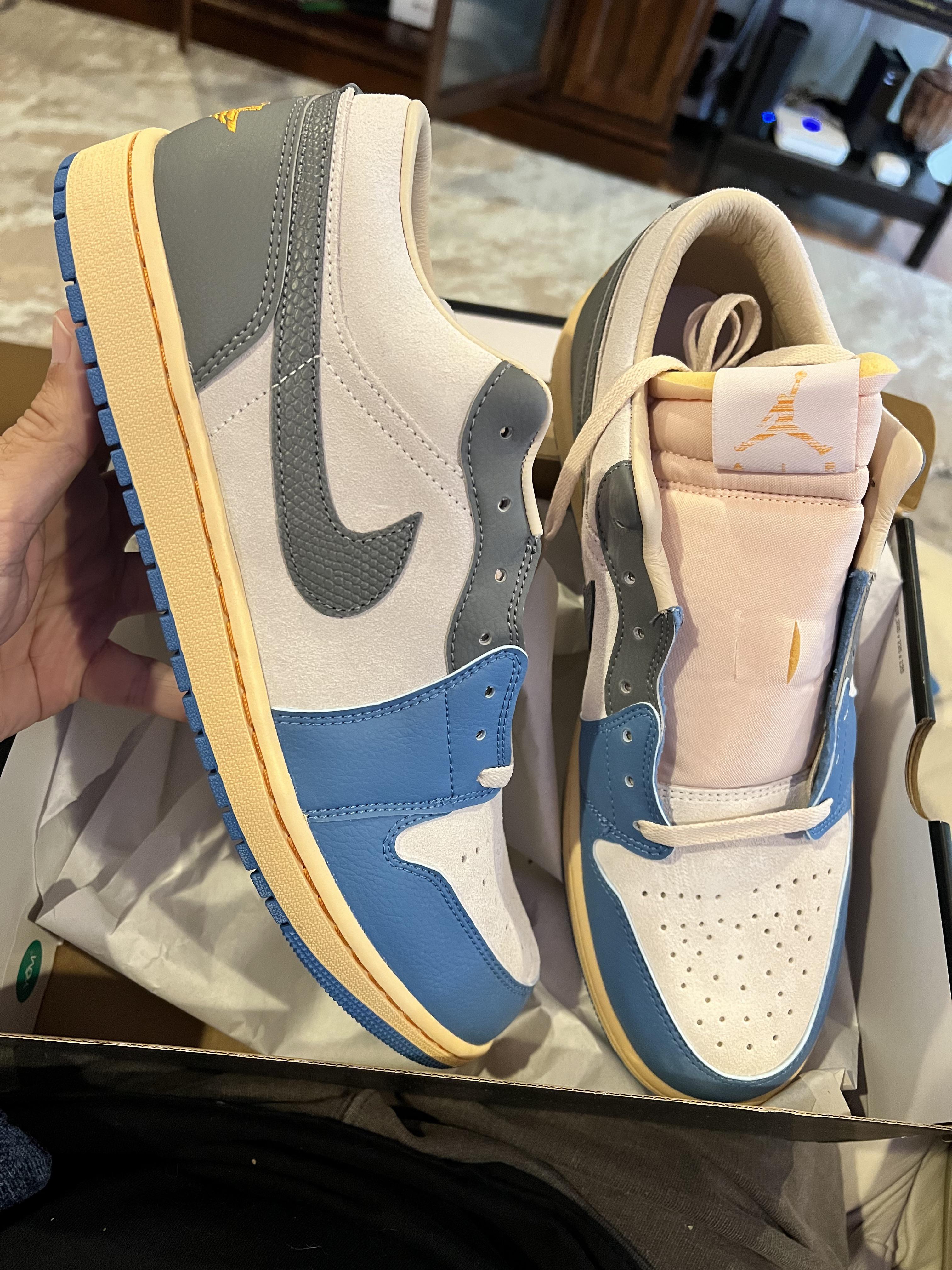 These are the best Jordan 1 lows I have ever had in hand 🔥 r/Sneakers