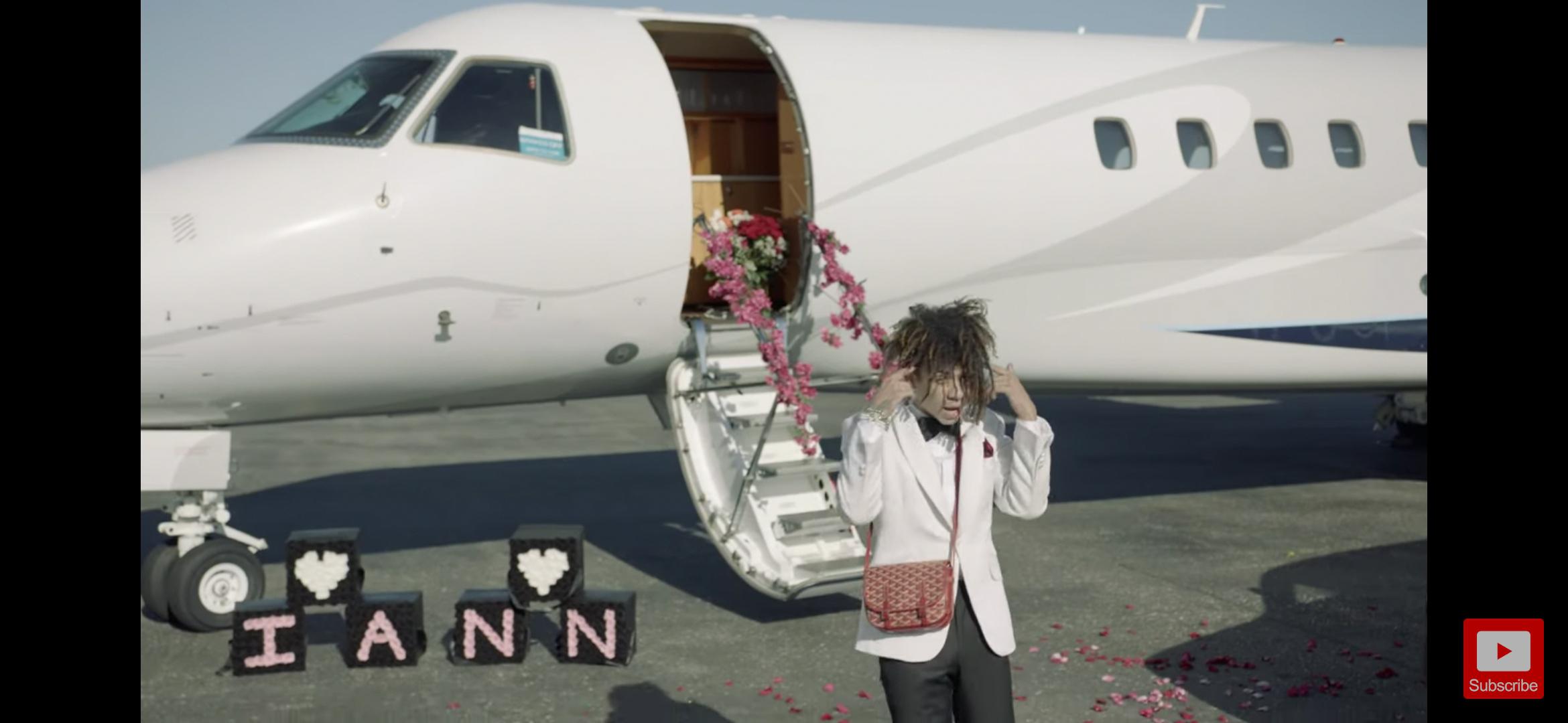 Would anybody be able to identify this shoulder bag? Can't see a brand from the photos. From the