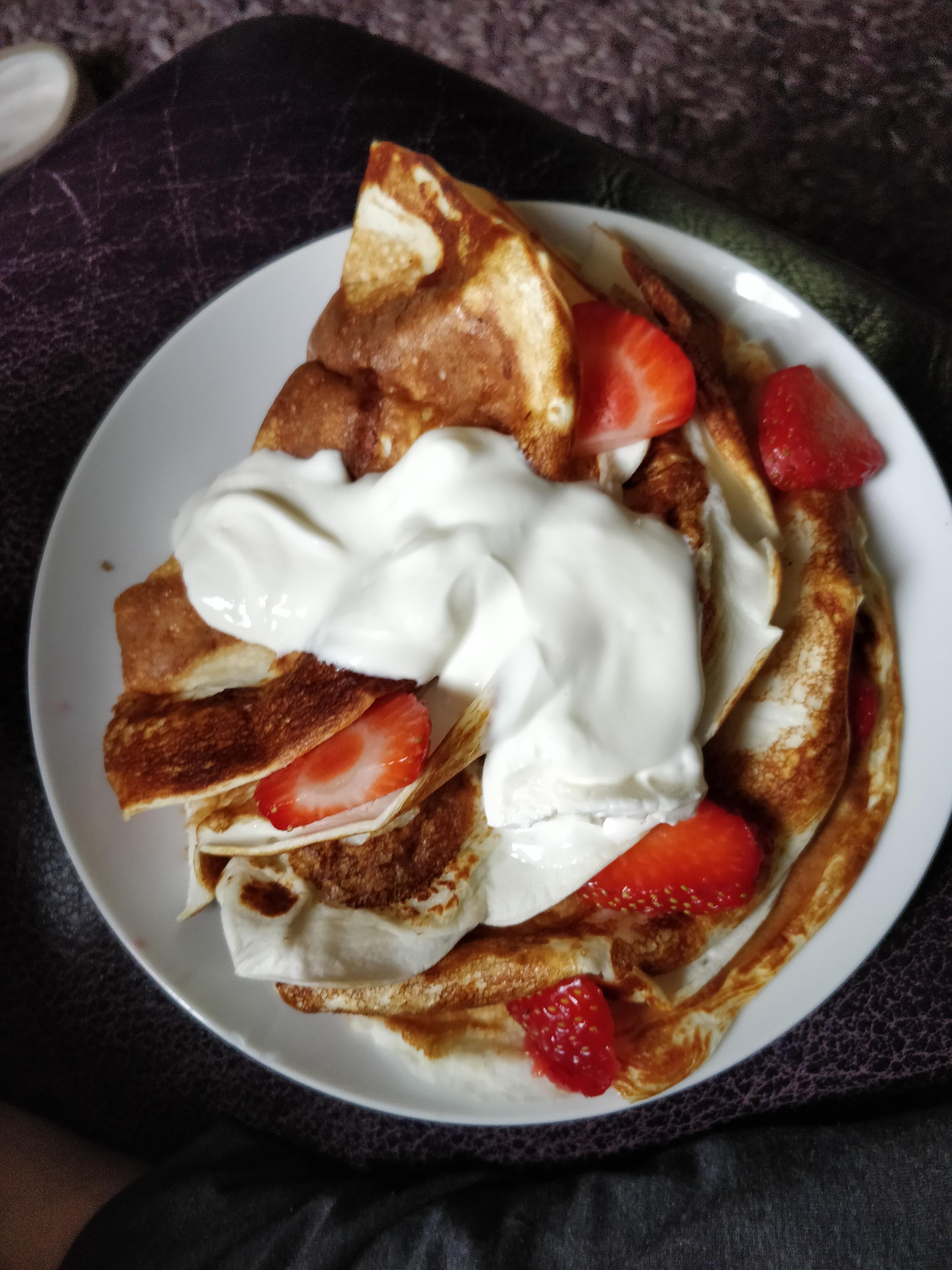 Protein pancakes with strawberries and greek yoghurt. 310 calories r