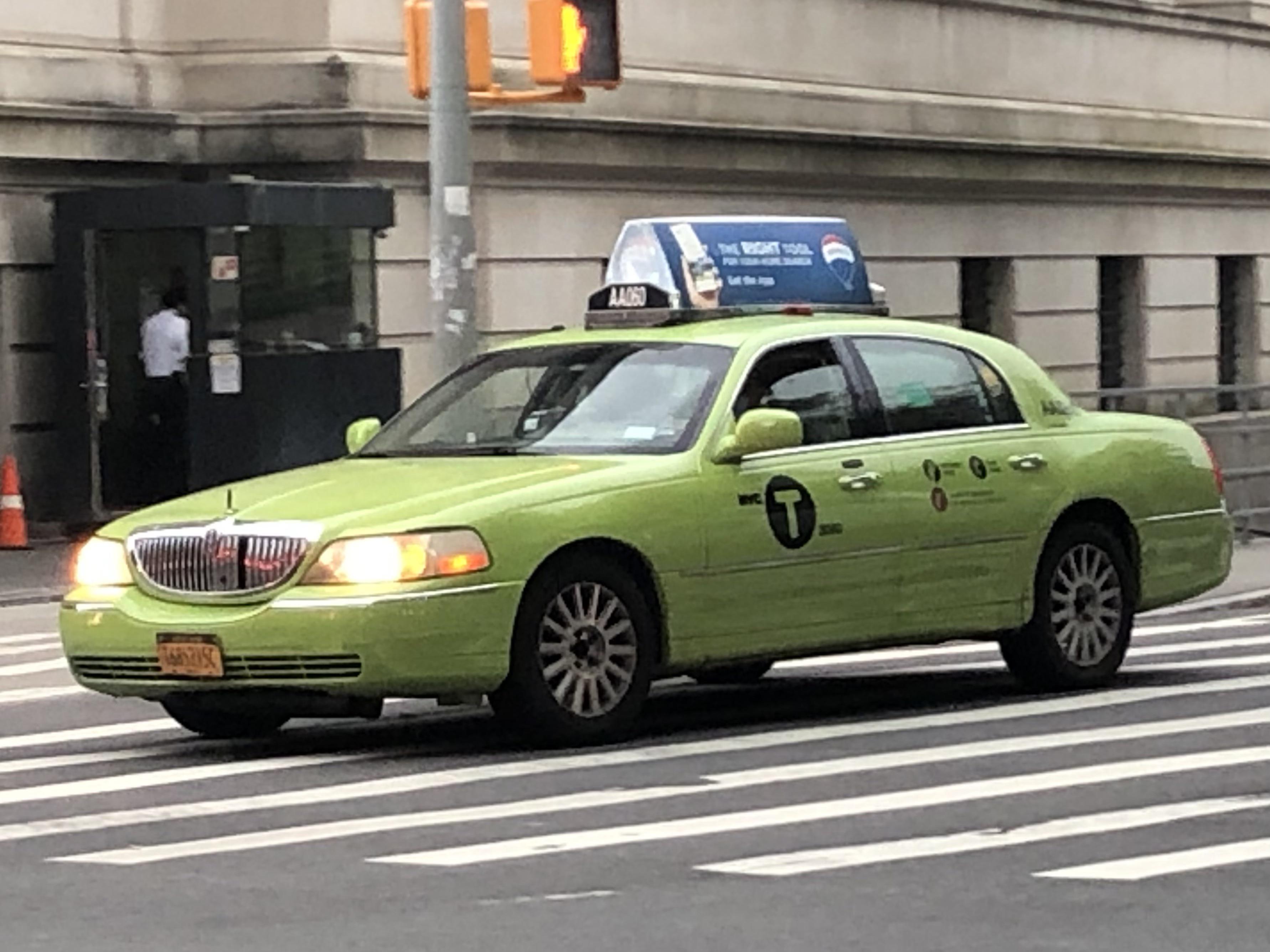 Lincoln Town Car NYC Green Taxi still in service in 2022! r/CrownVictoria