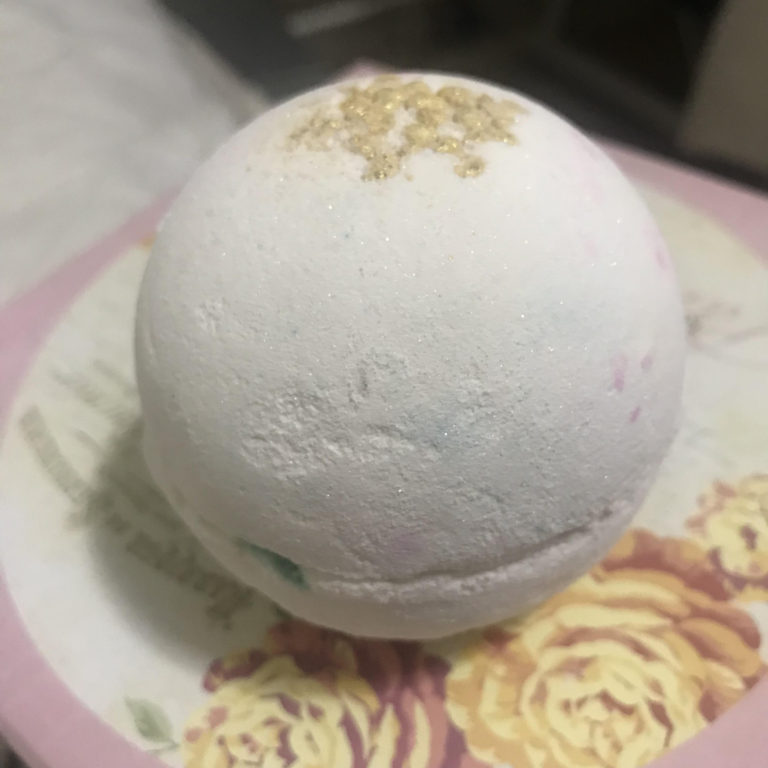 Hi guys! I got this bath bomb from Lush on Nov/18 and I cannot remember