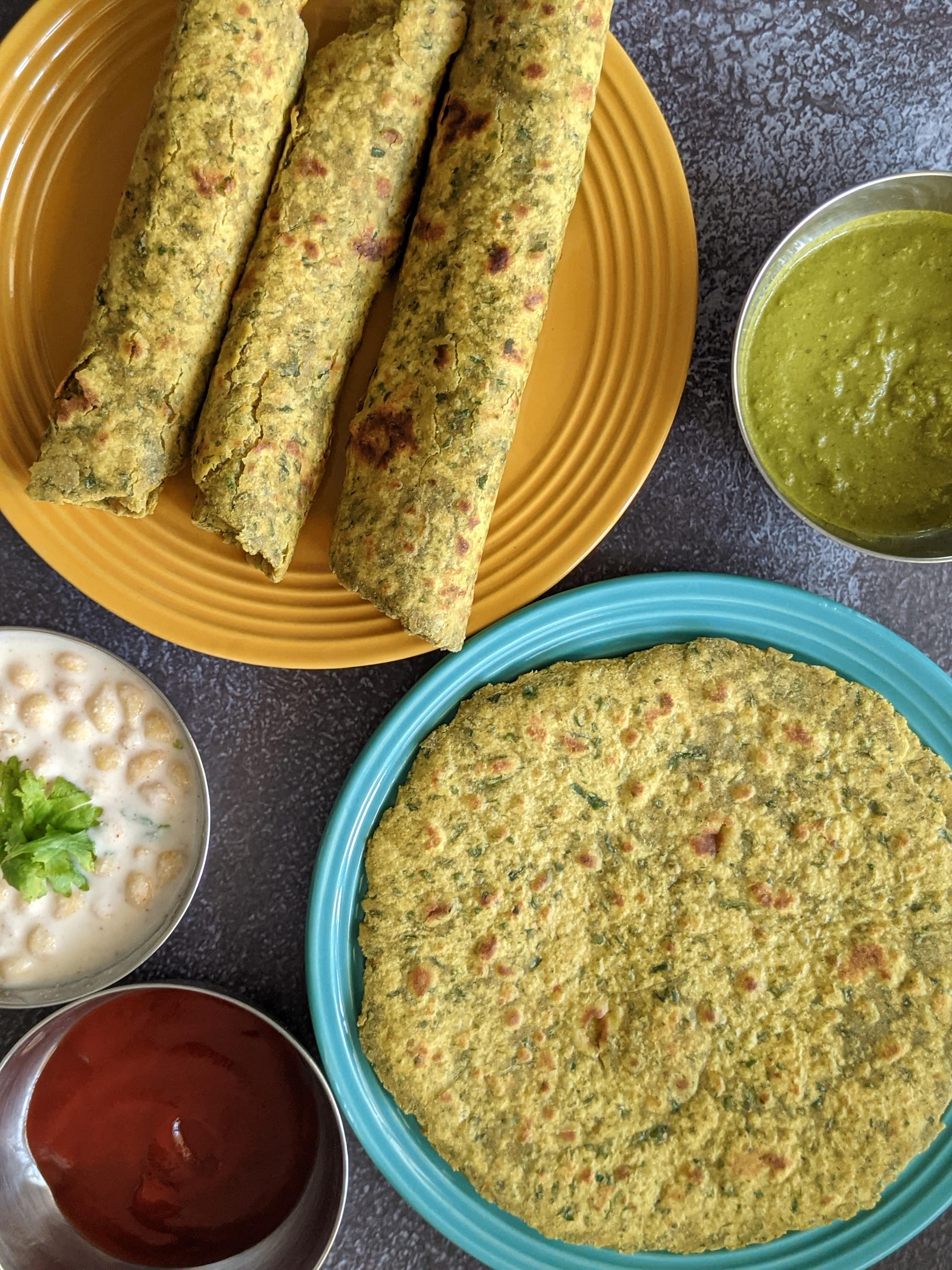 [Homemade] Gujarati Thepla with Chutney and Raita r/cookingtonight