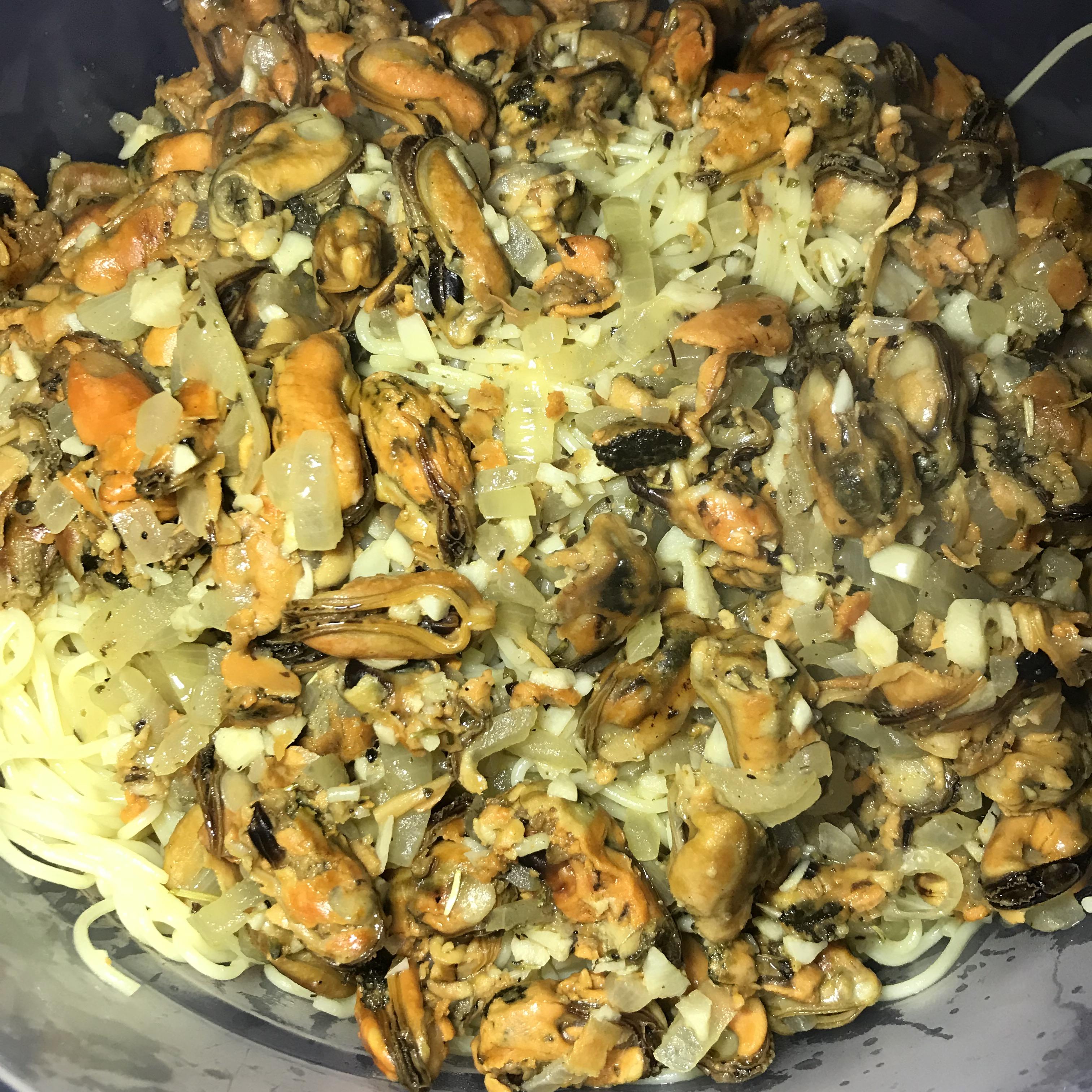 [Homemade] Mussels, Roasted Garlic, Butter, White Wine, Ital. Herbs