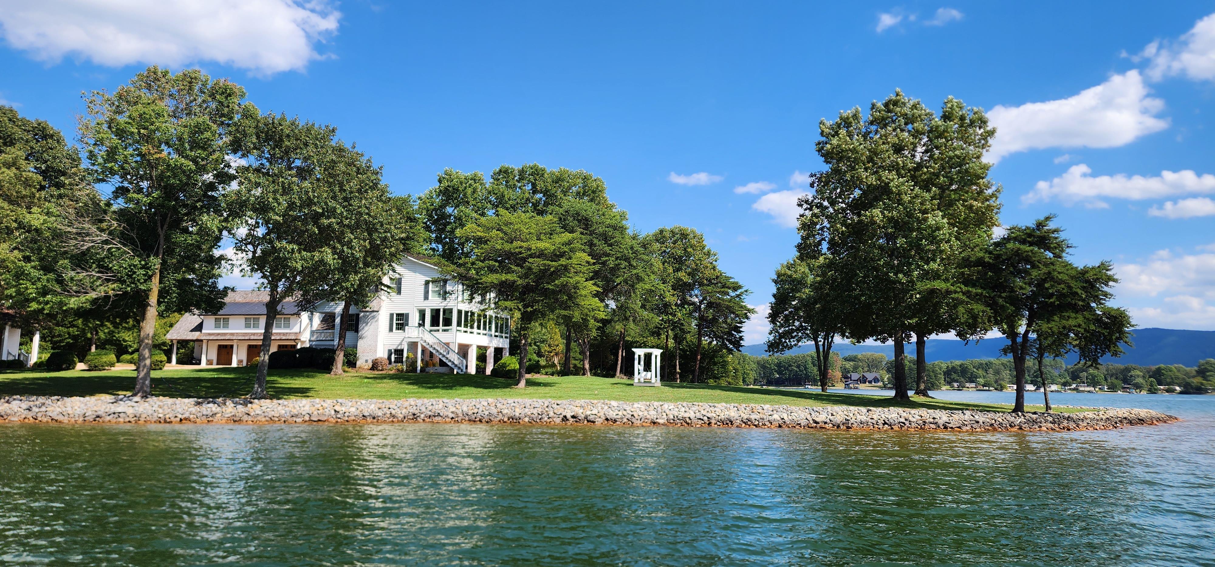 House on Smith Mountain Lake... r/pics