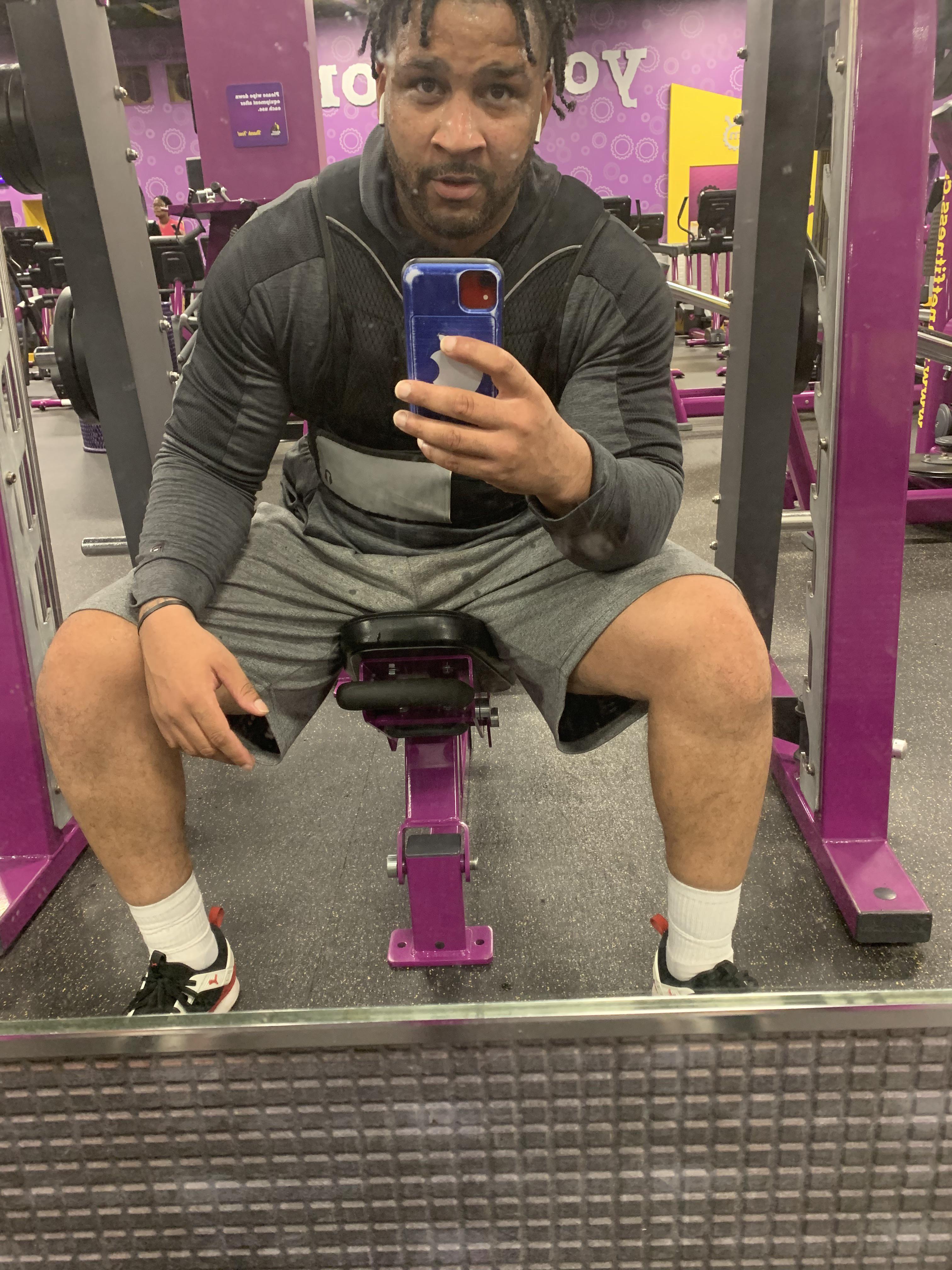 Working out in a hoodie makes you look really big r/GymMotivation