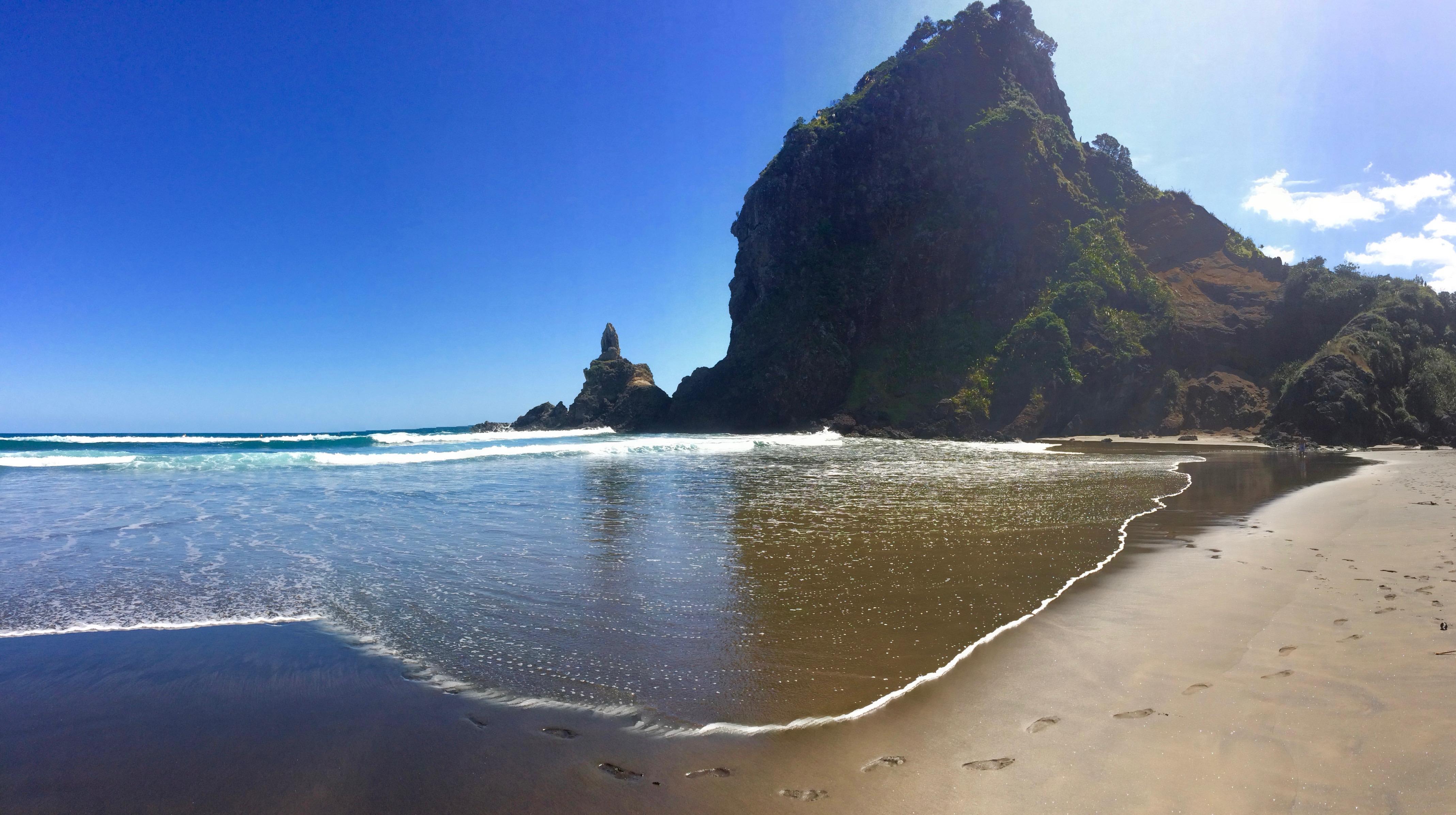 Piha Beach, Auckland, New Zealand [OC] (4275x2392) r/EarthPorn