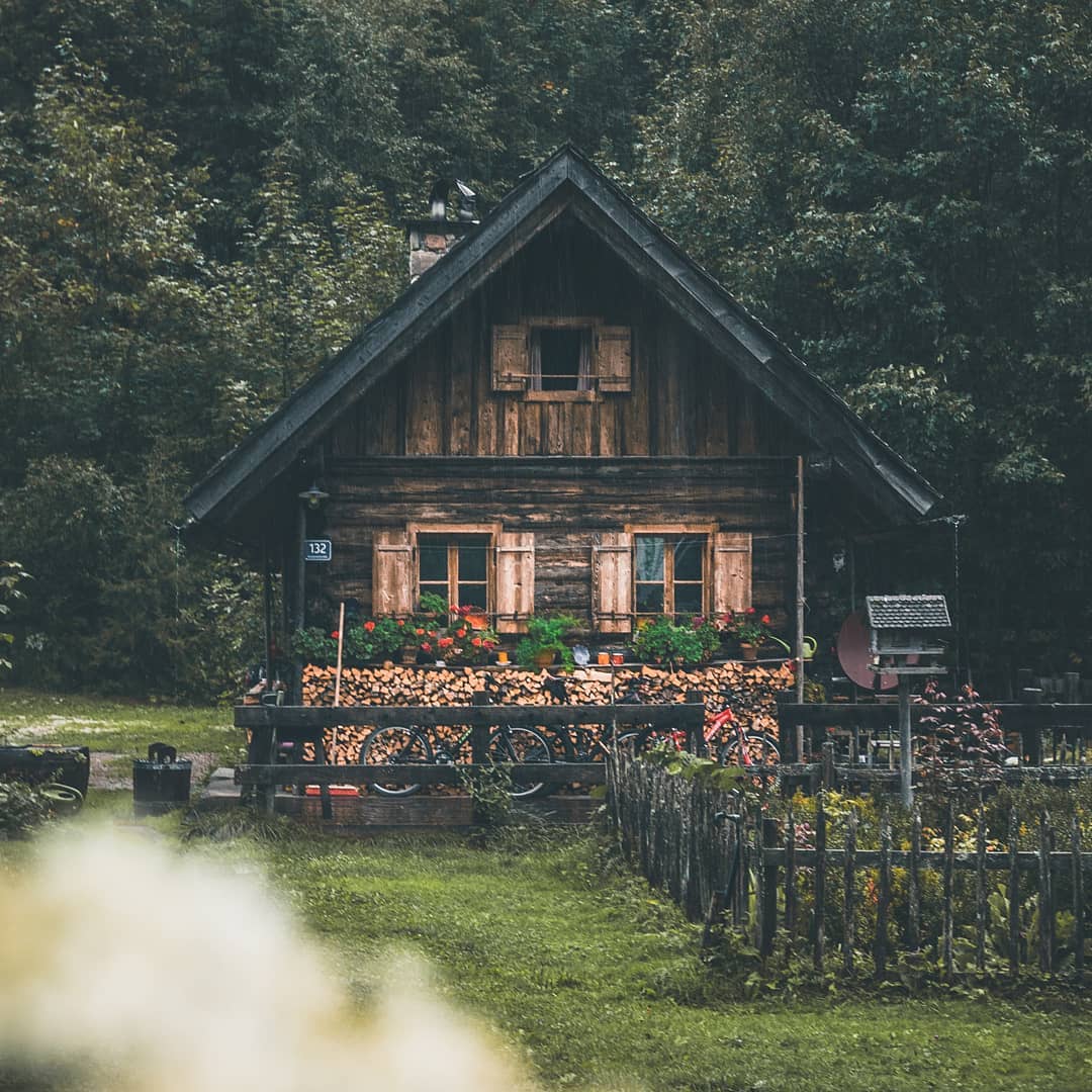 Beautiful cabin in the Swiss Alps r/CozyPlaces