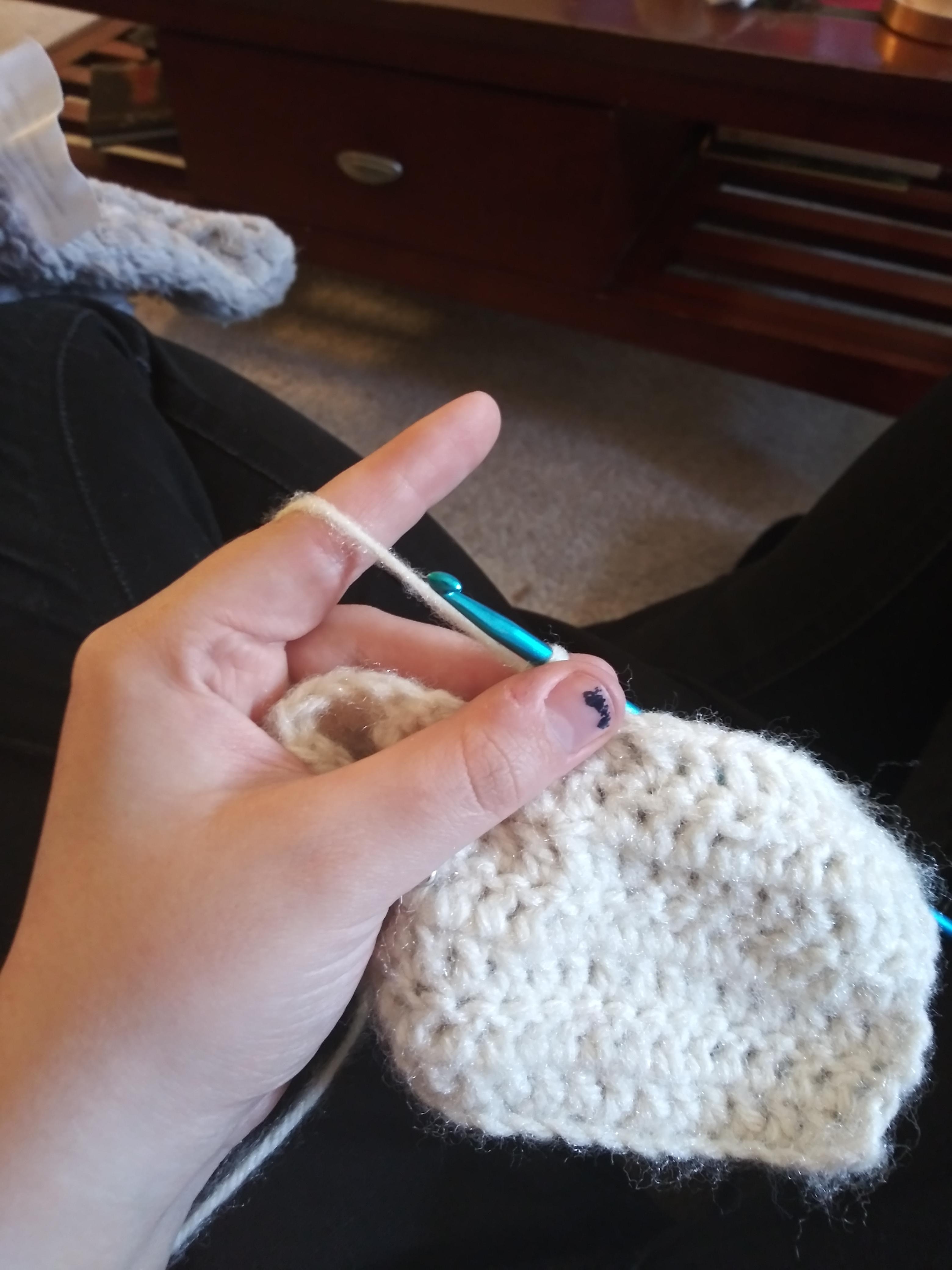 How do you hold your yarn while crocheting? r/crochet