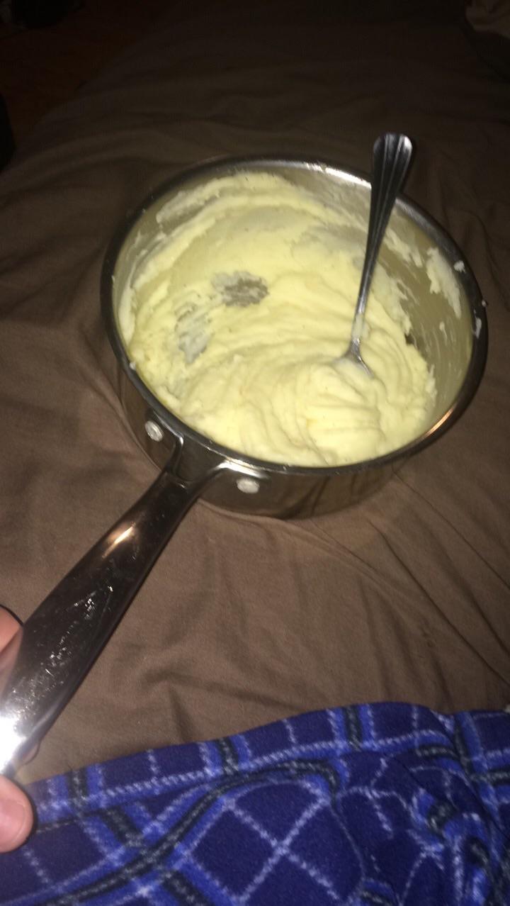 Instant garlic mashed potatoes, fresh from the stove r/shittyfoodporn