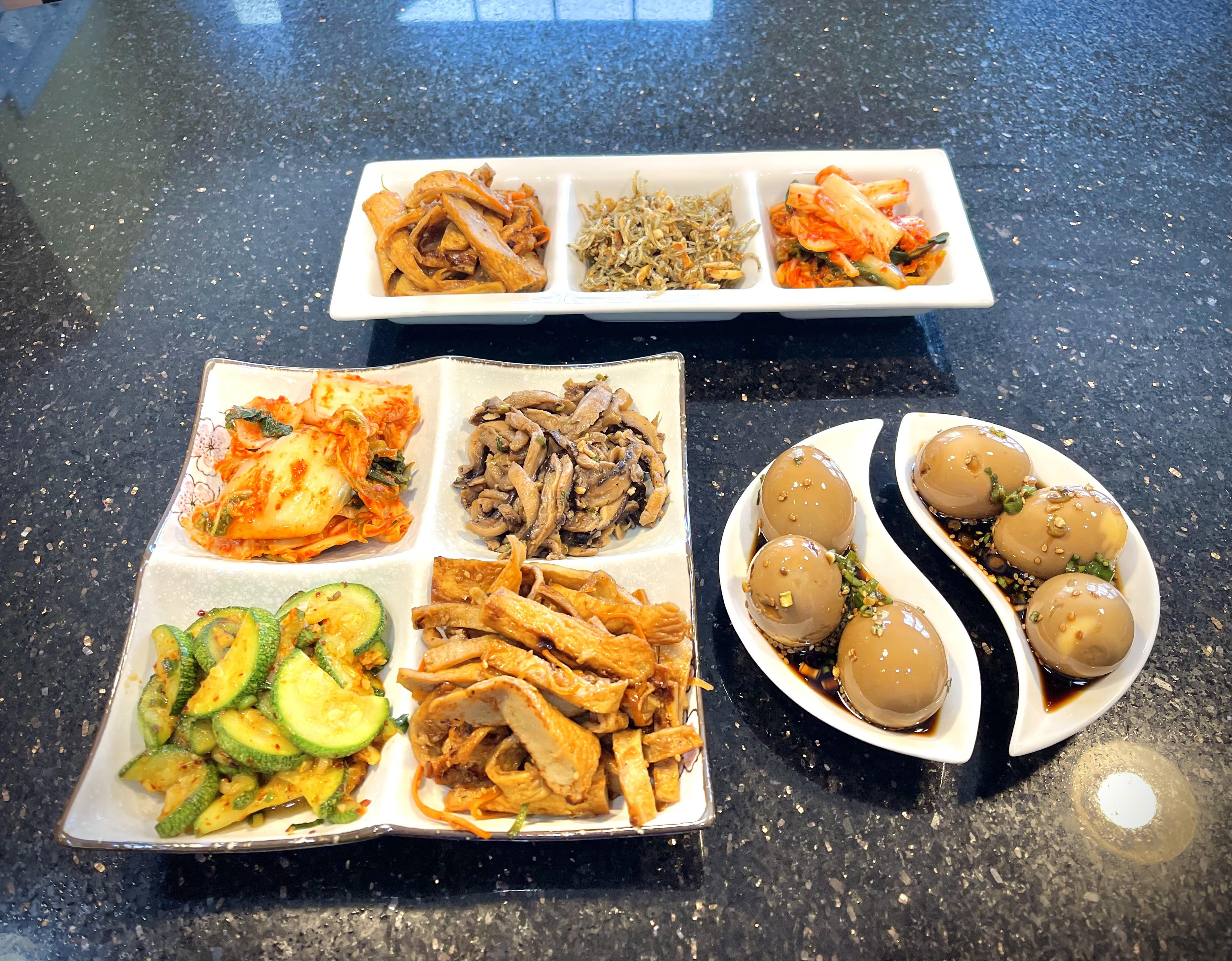 [Homemade] Banchan (Korean side dishes) Eomuk Bokkeum (stir fried fish cakes) Kimchi, Myeolchi
