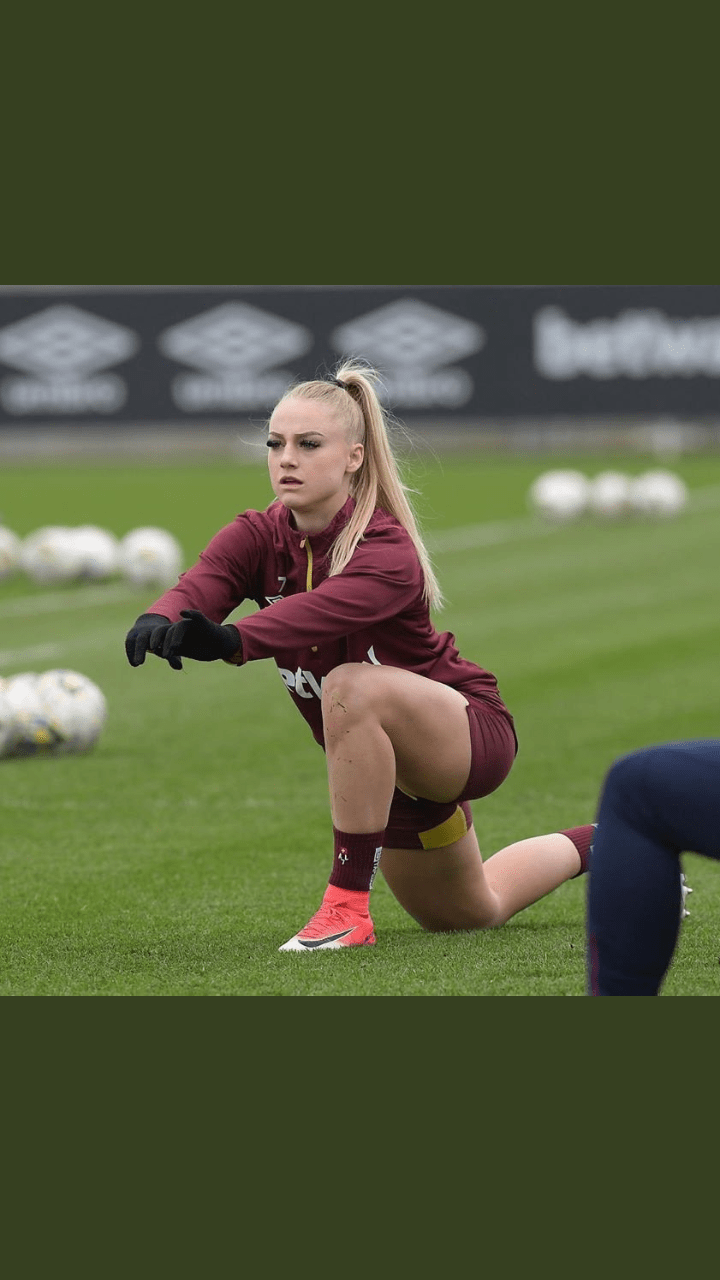 Alisha Lehmann / Alisha Lehmann West Ham Ladies sign Swiss striker