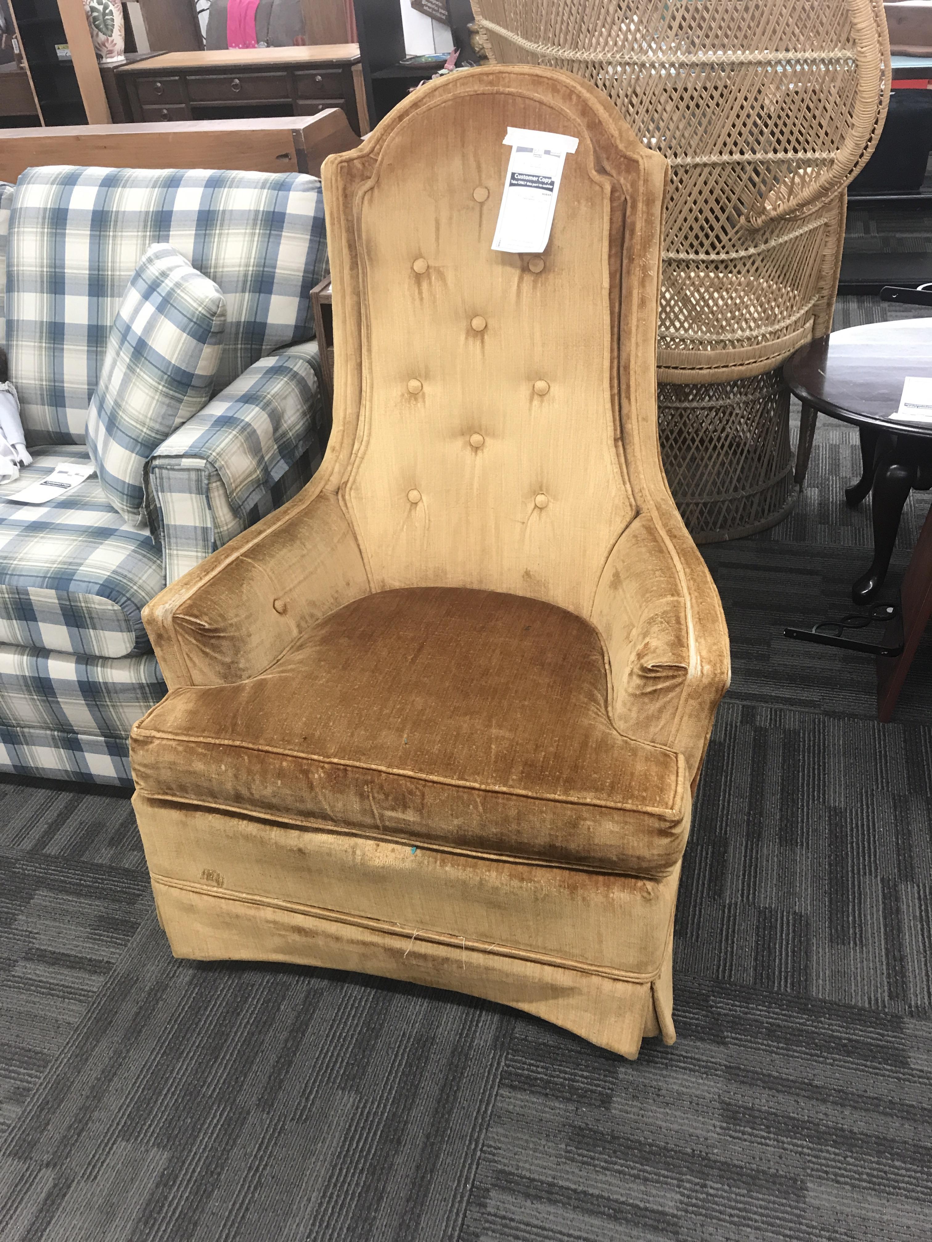 Ive been looking for a vintage velvet chair for MONTHS and finally