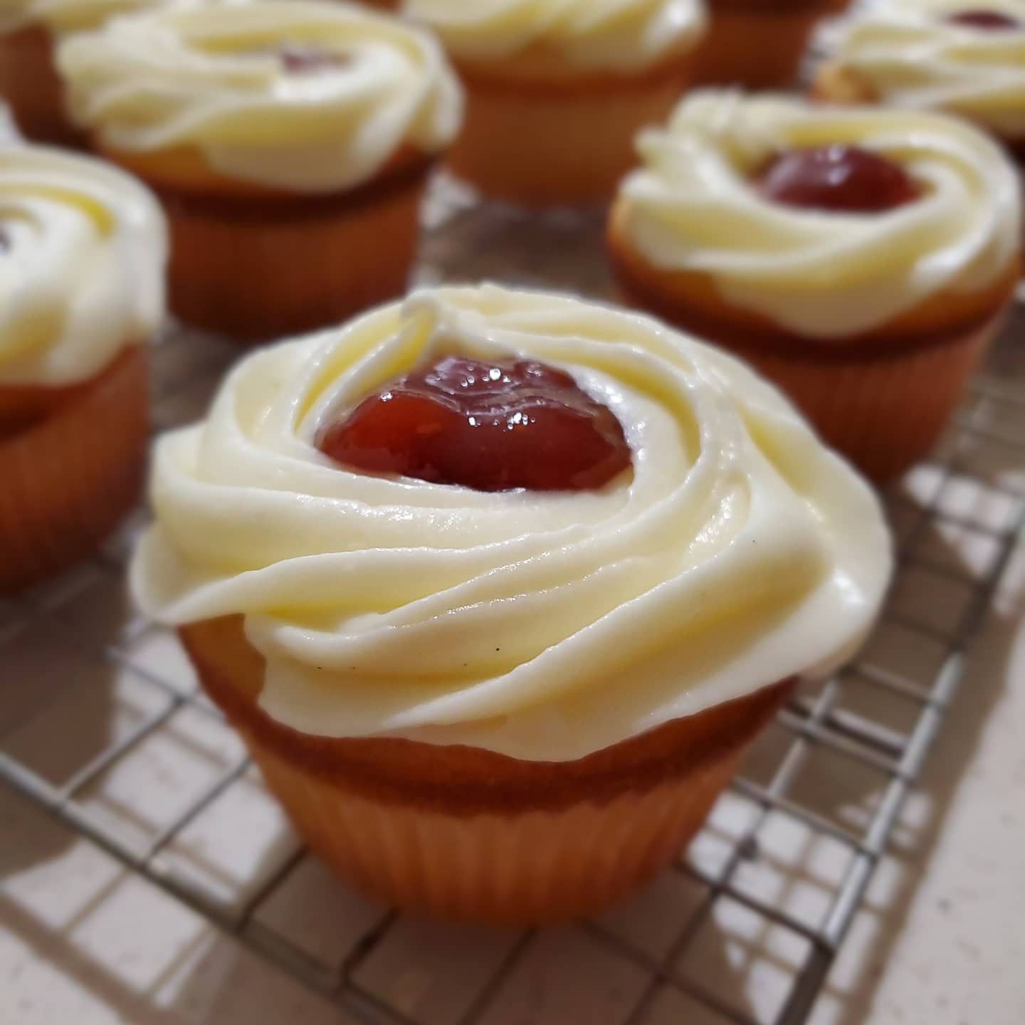 Guavafilled vanilla cupcakes with cream cheese frosting r/cupcakes