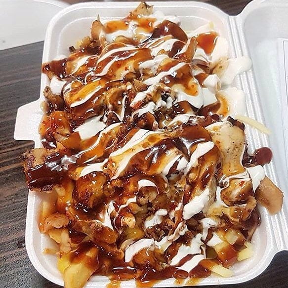 [I ate] Halal Snack Pack Kebab Meat, Fries, BBQ Sauce And Cheese r/food