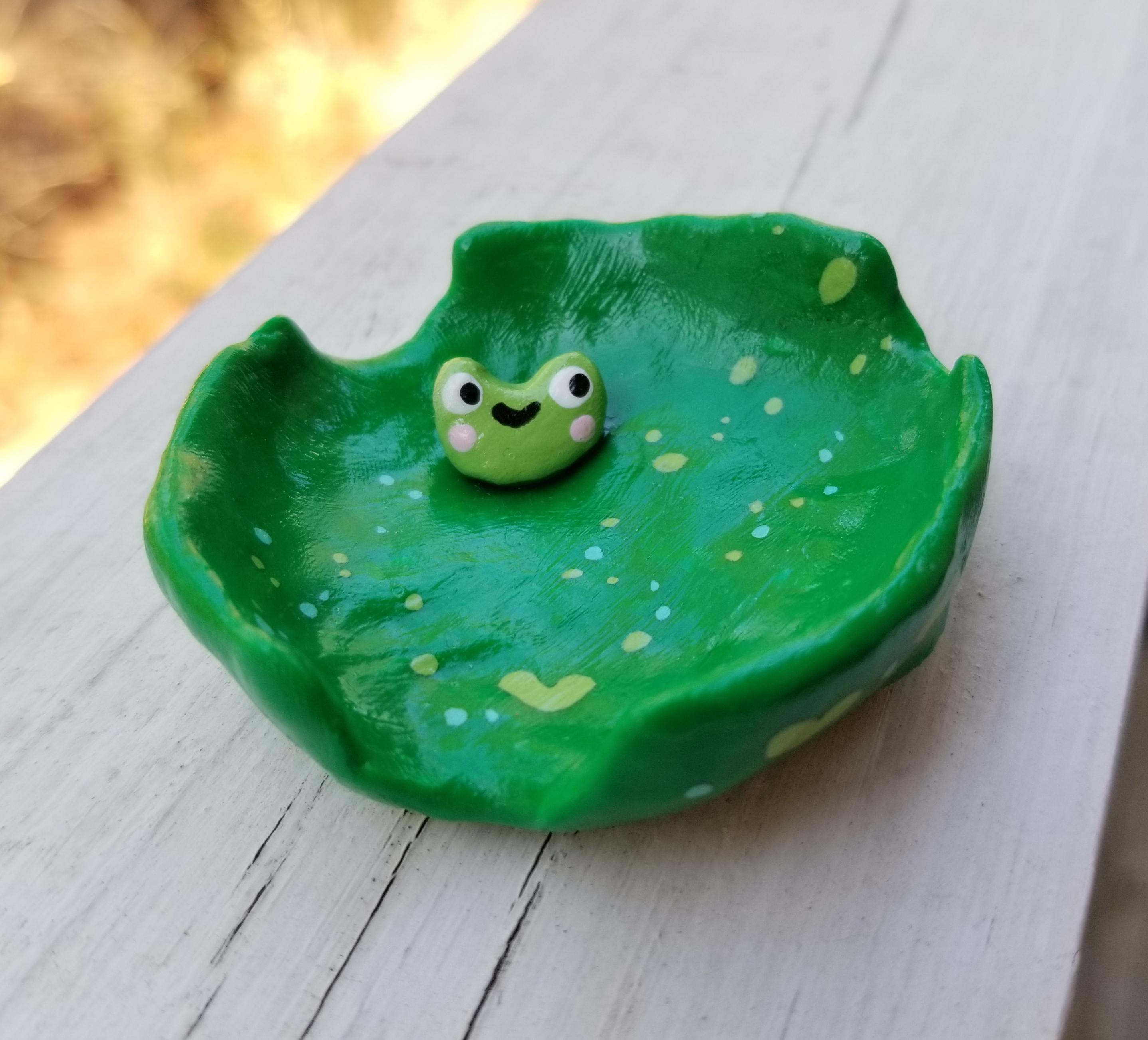 I made a froggie ashtray!! 🐸🌱 r/polymerclay