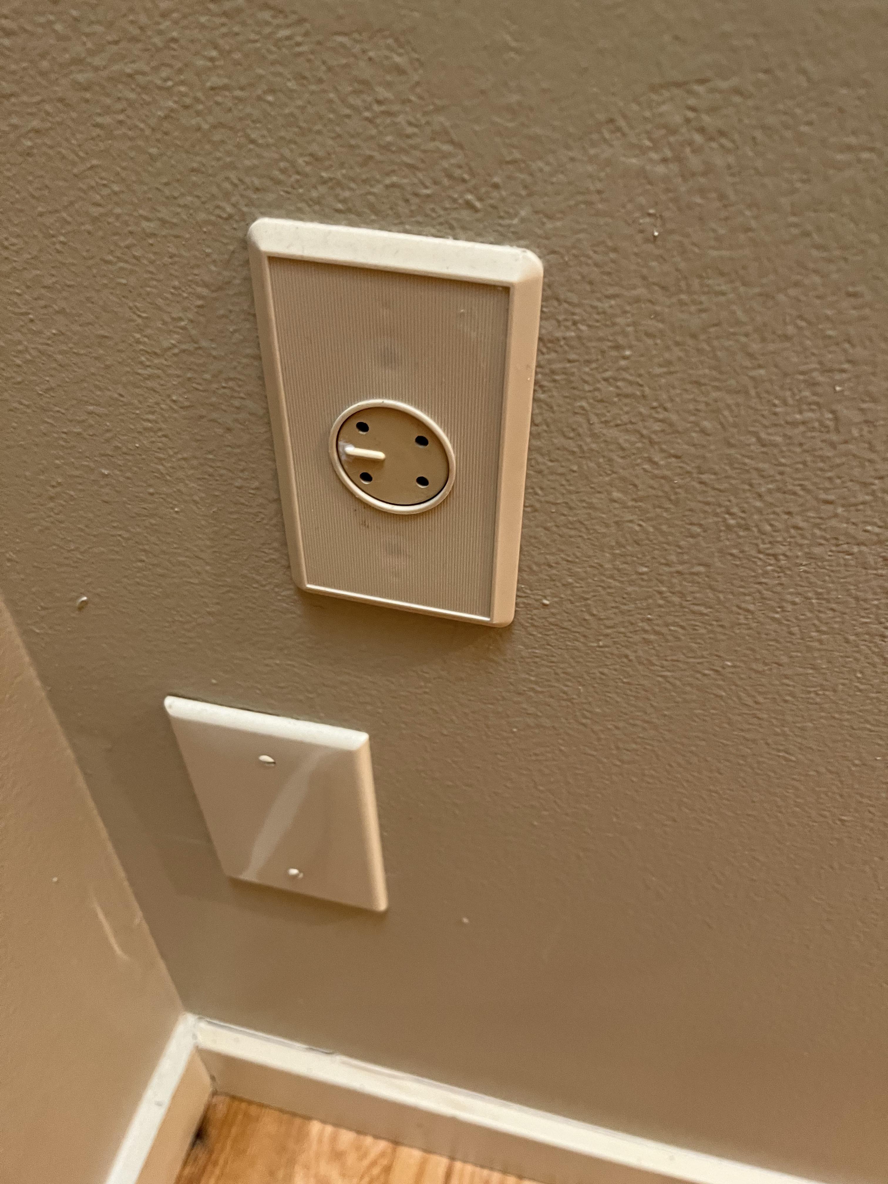 What kind of outlet is this? : r/electricians