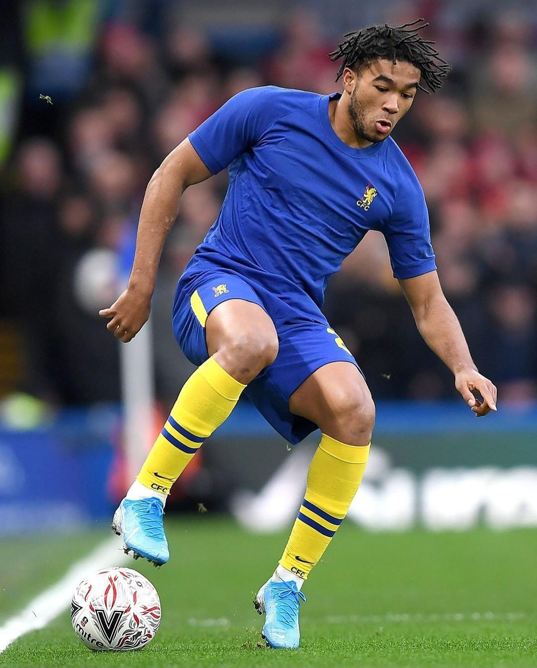 Chelsea wear their retro kit as a throwback to their first FA Cup Final Win in 1970 r/chelseafc