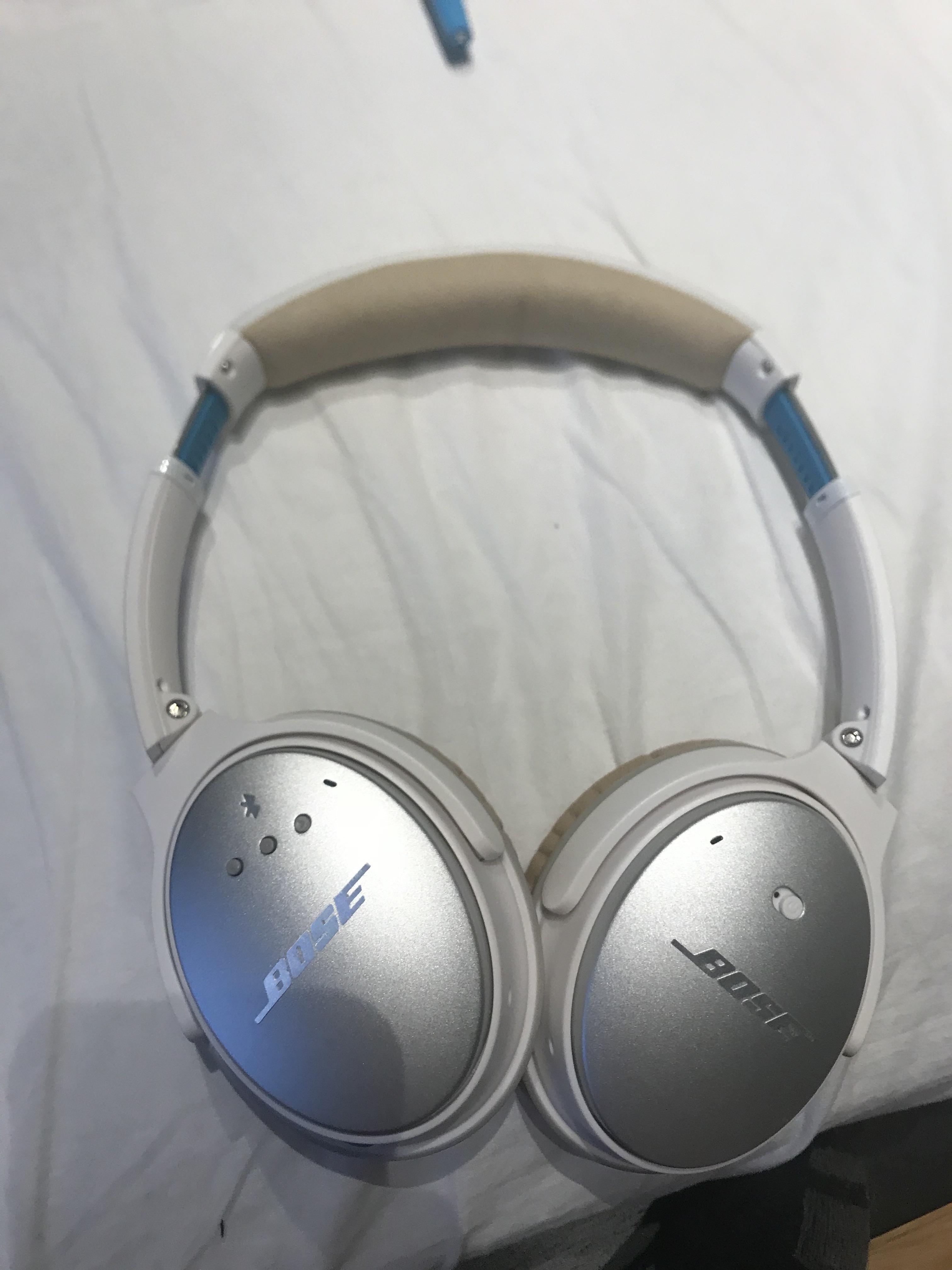 Need help to identify noise cancelling headphones, they appear to have