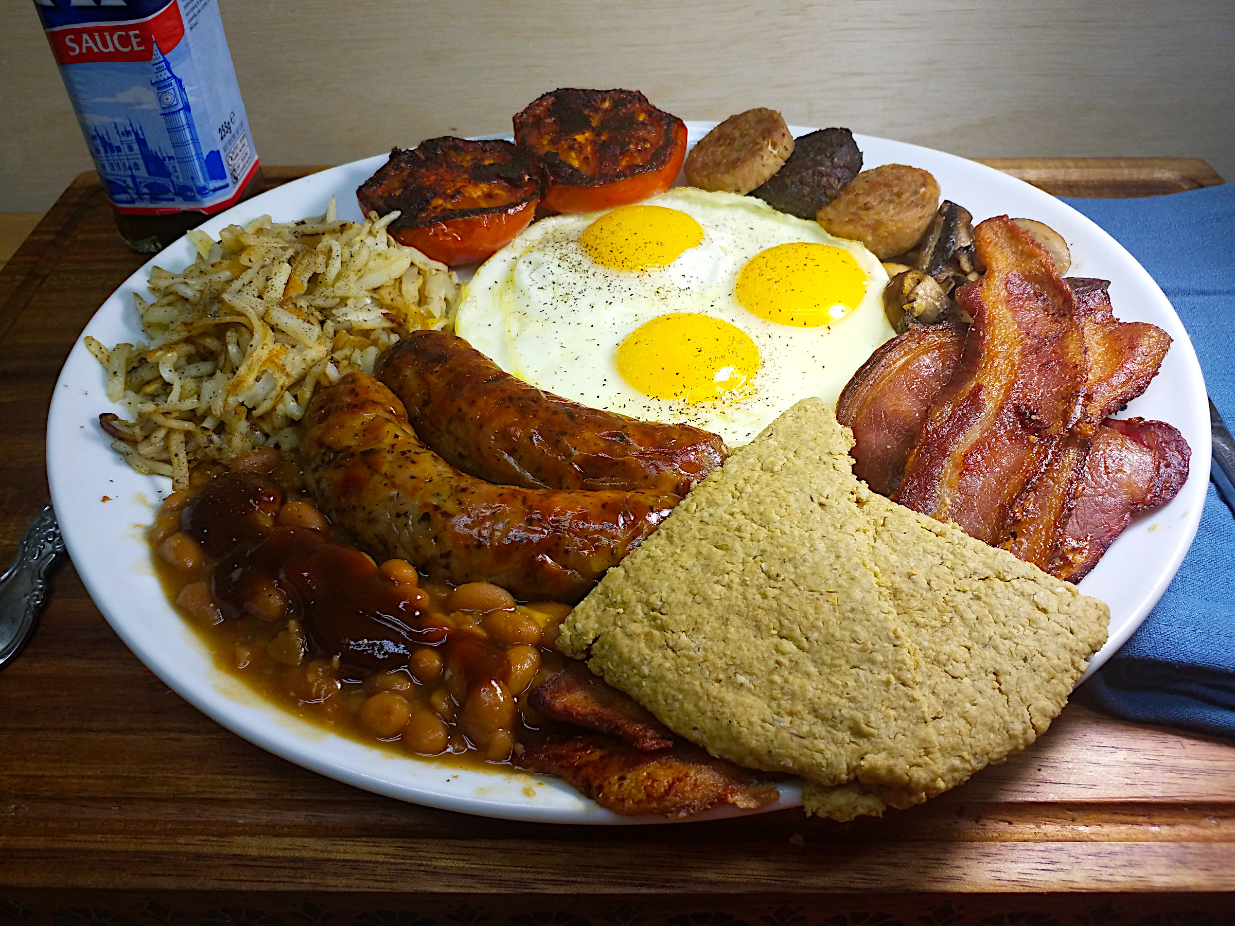 A bit of fry up with Scottish oatcakes r/FoodPorn