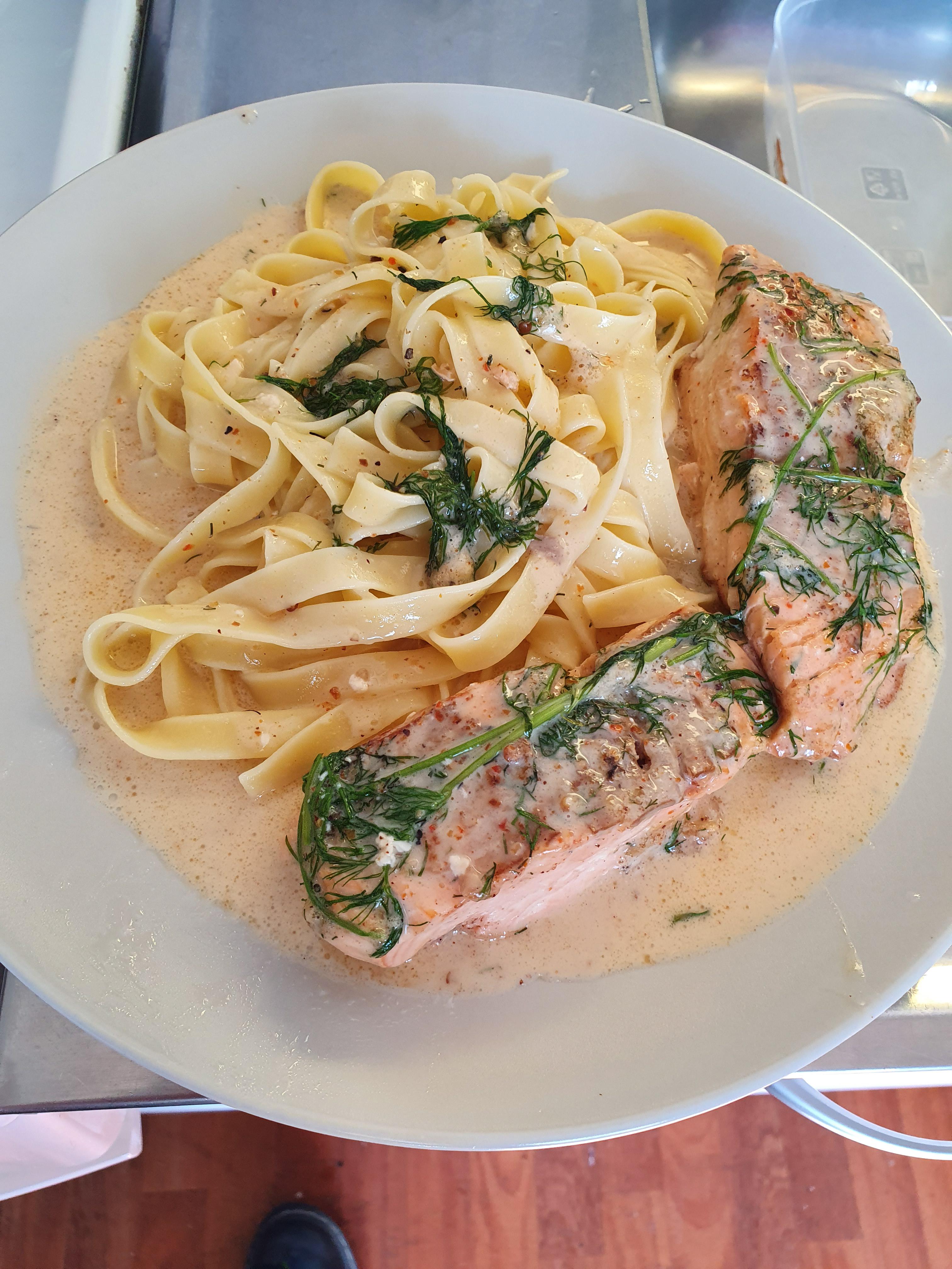 [Homemade] Creamy salmon sauce and tagliatelle pasta r/covidcookery