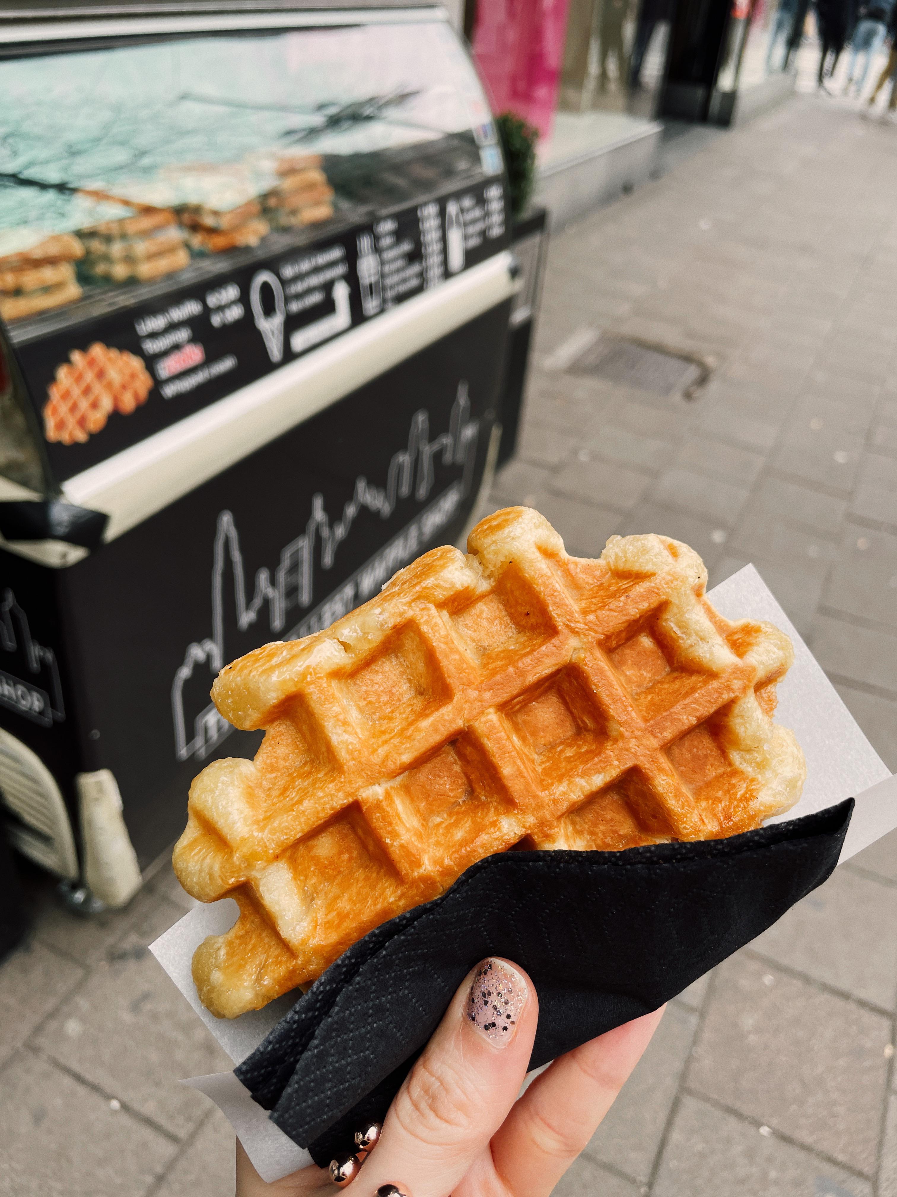 Waffle in Antwerp! They say their waffle doesn’t need any toppings😋 r