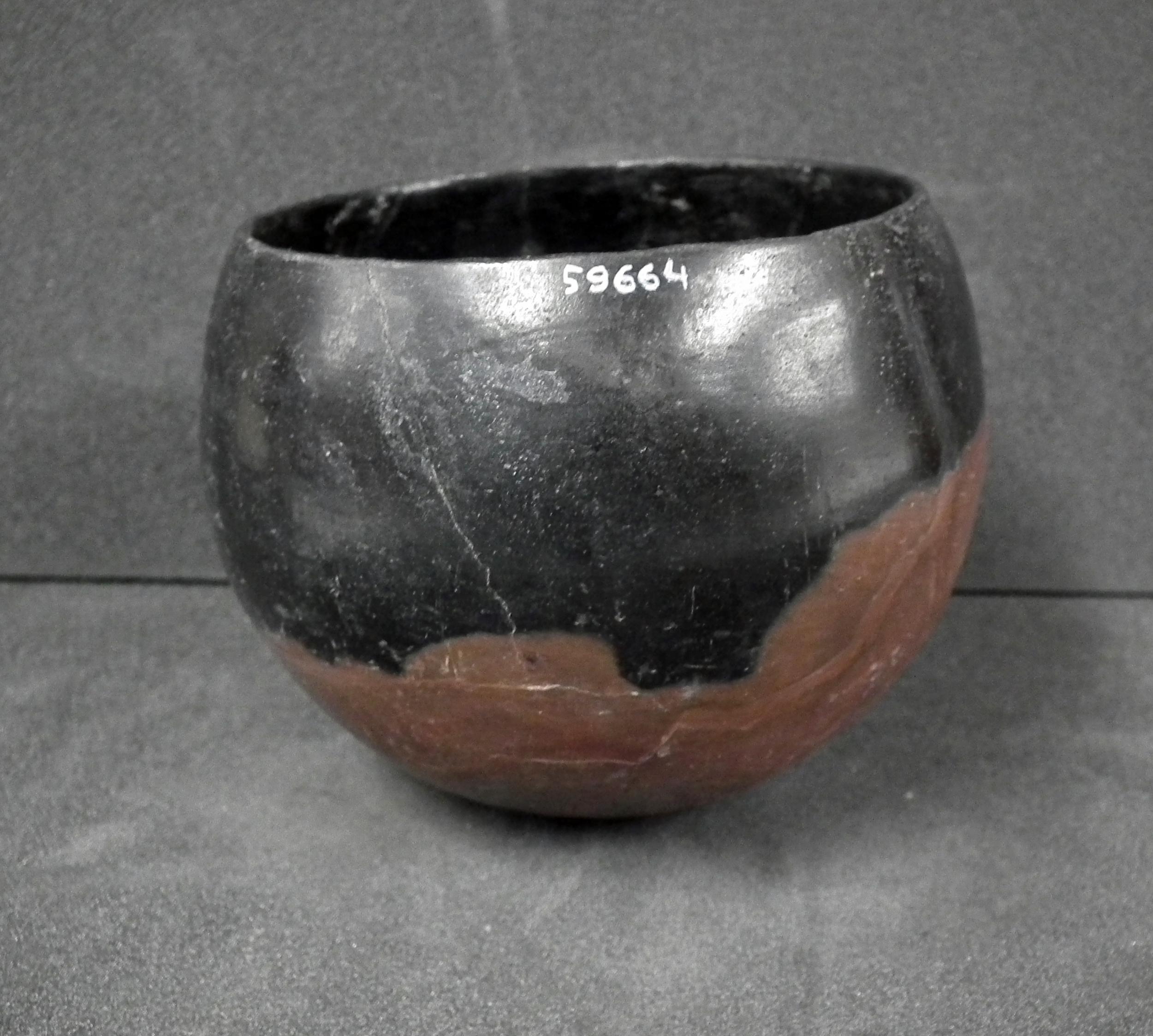Blacktop red ware pottery vessel of fine Nile silt clay, with rounded