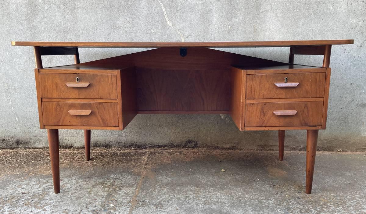 Can anyone ID this desk? Picking up today but seller didn’t find any