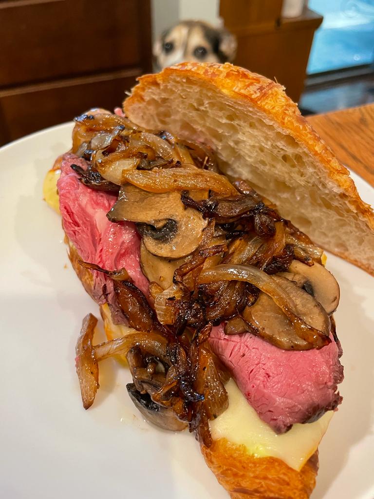 Roast beef sandwich on croissant r/eatsandwiches