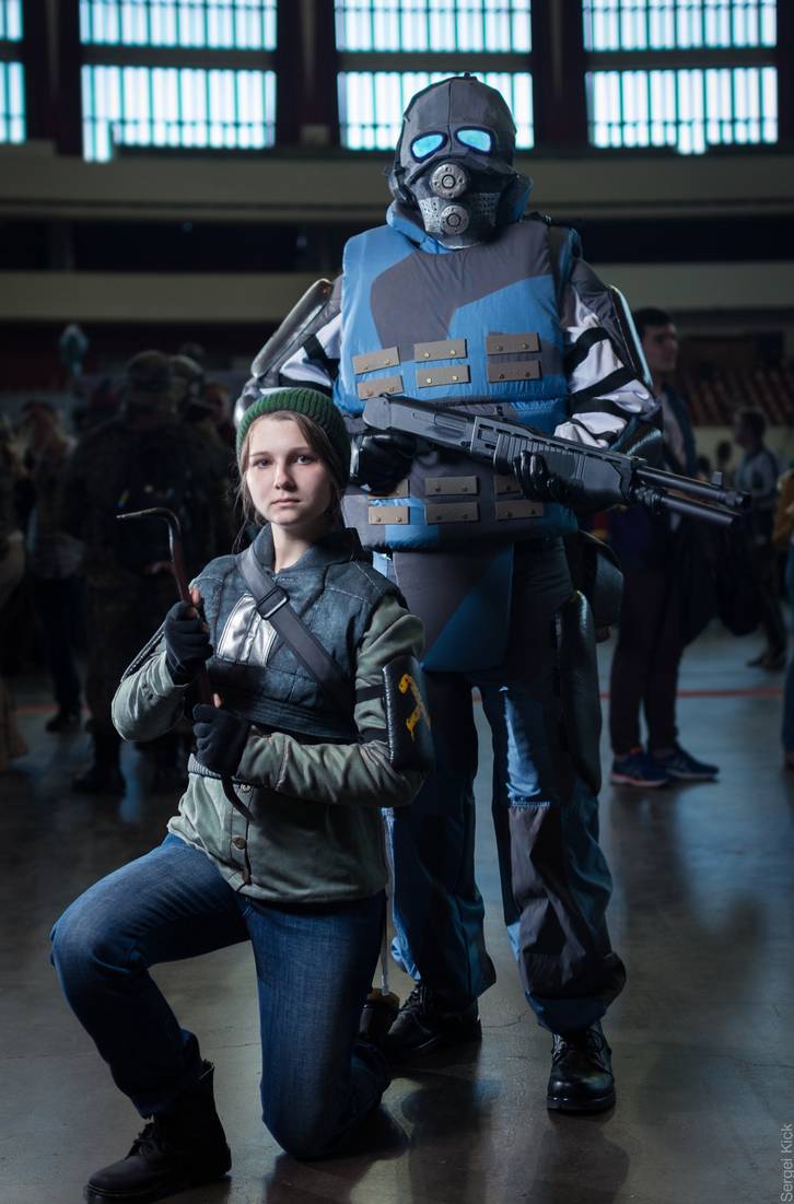 HalfLife 2 Combine Soldier and Rebel Cosplay HalfLife