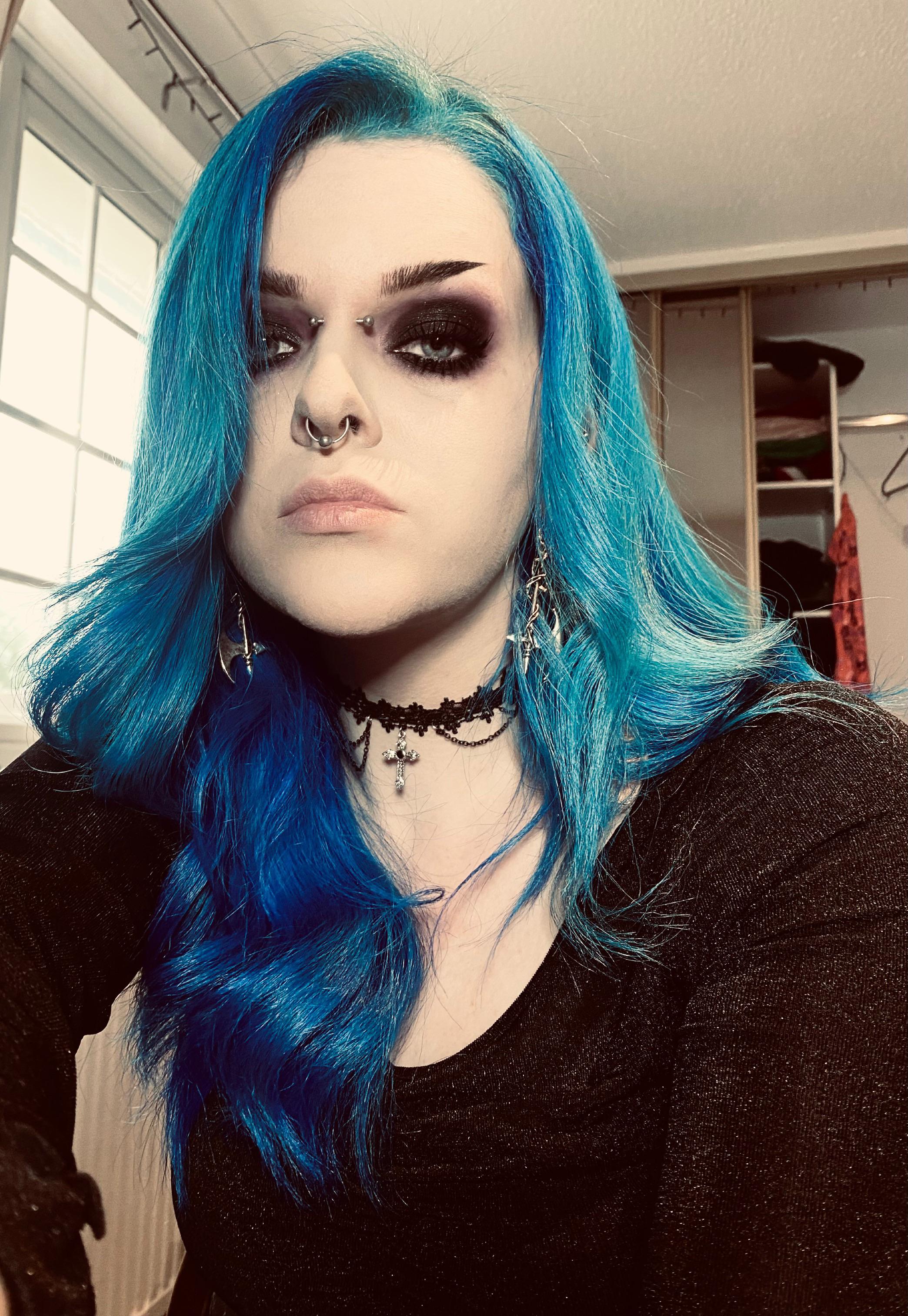 Been feeling unsure about blue hair again but curled it and feel a