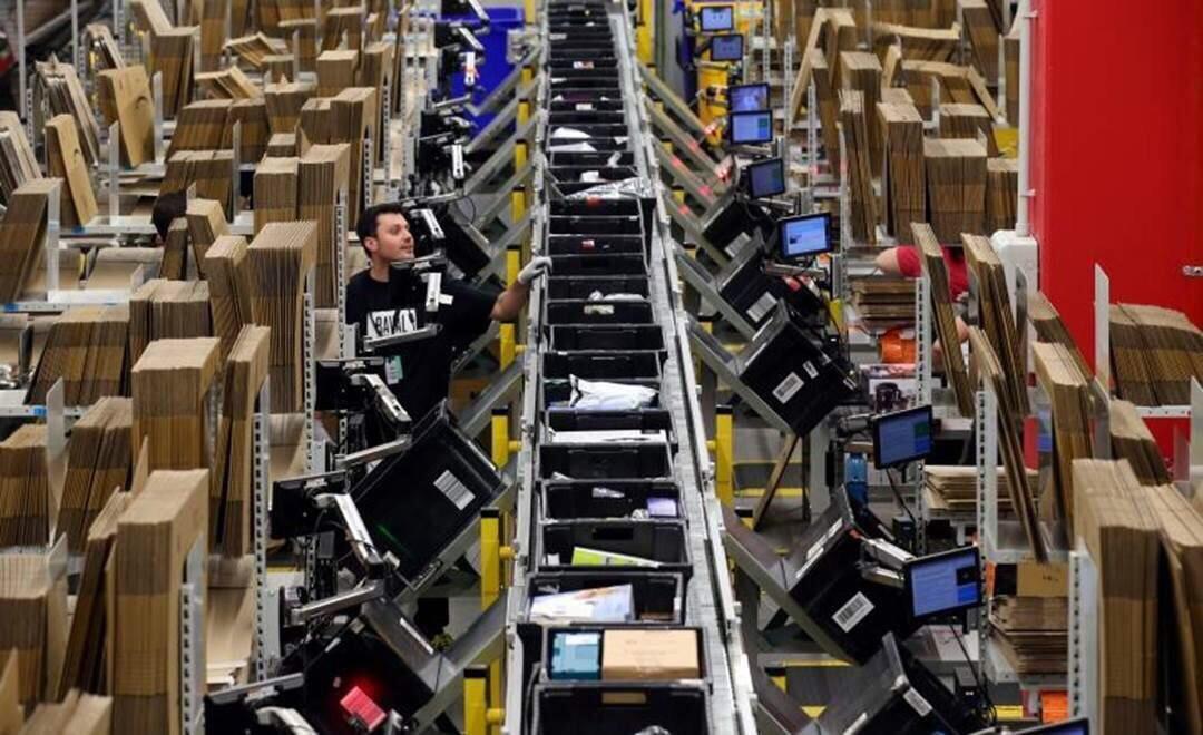 Amazon workers, working hard or hardly working r/interestingasfuck