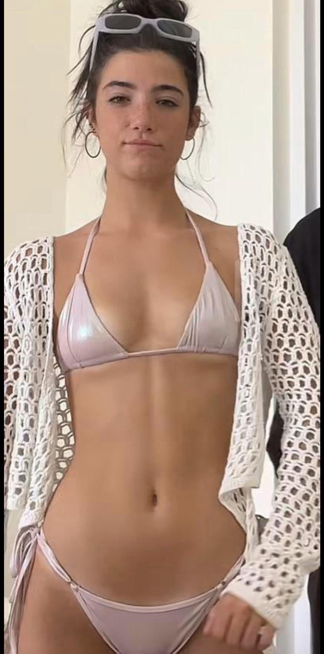 Charli D’Amelio : CelebrityBelly