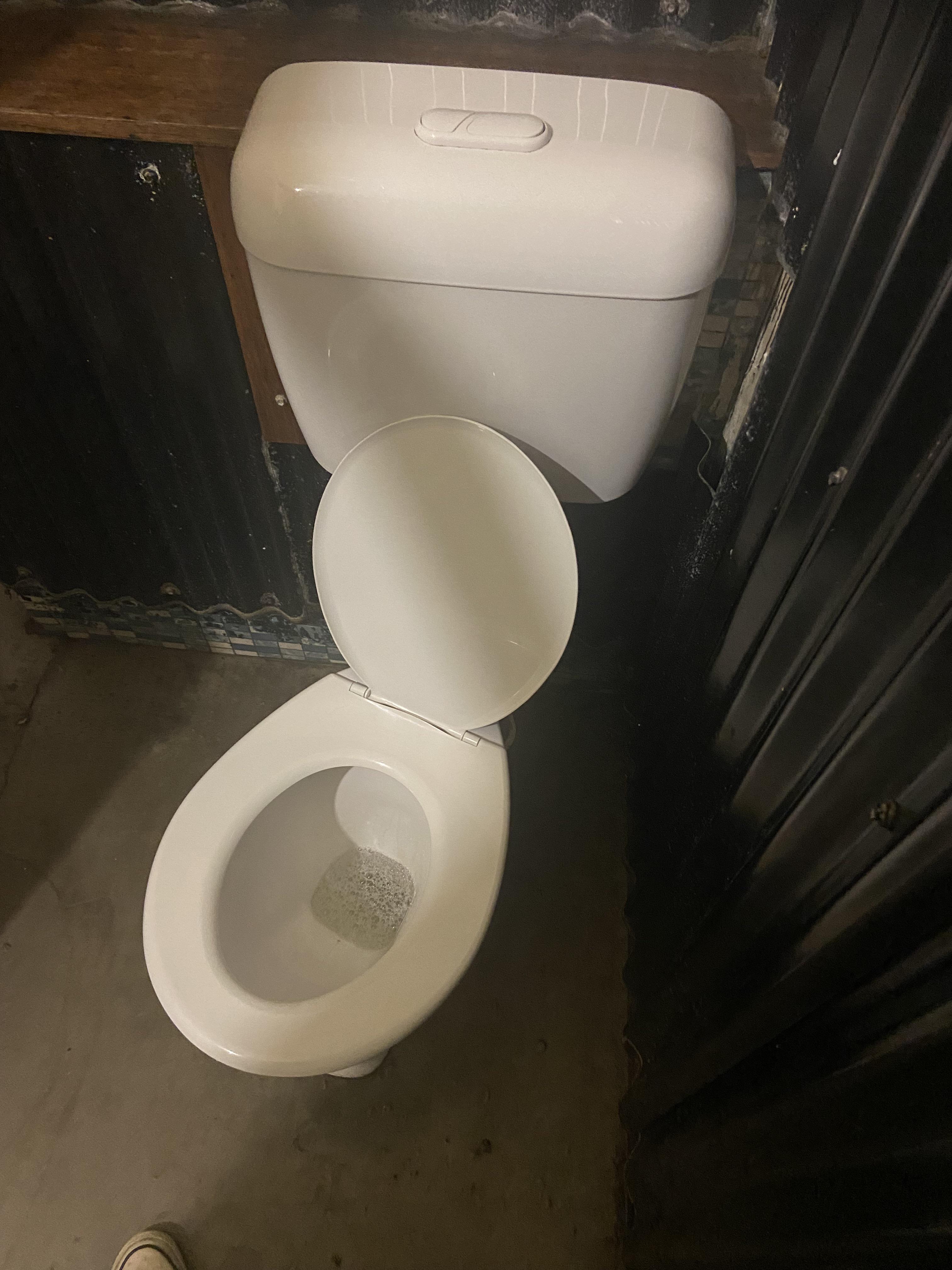 This crooked toilet… r/mildlyinteresting