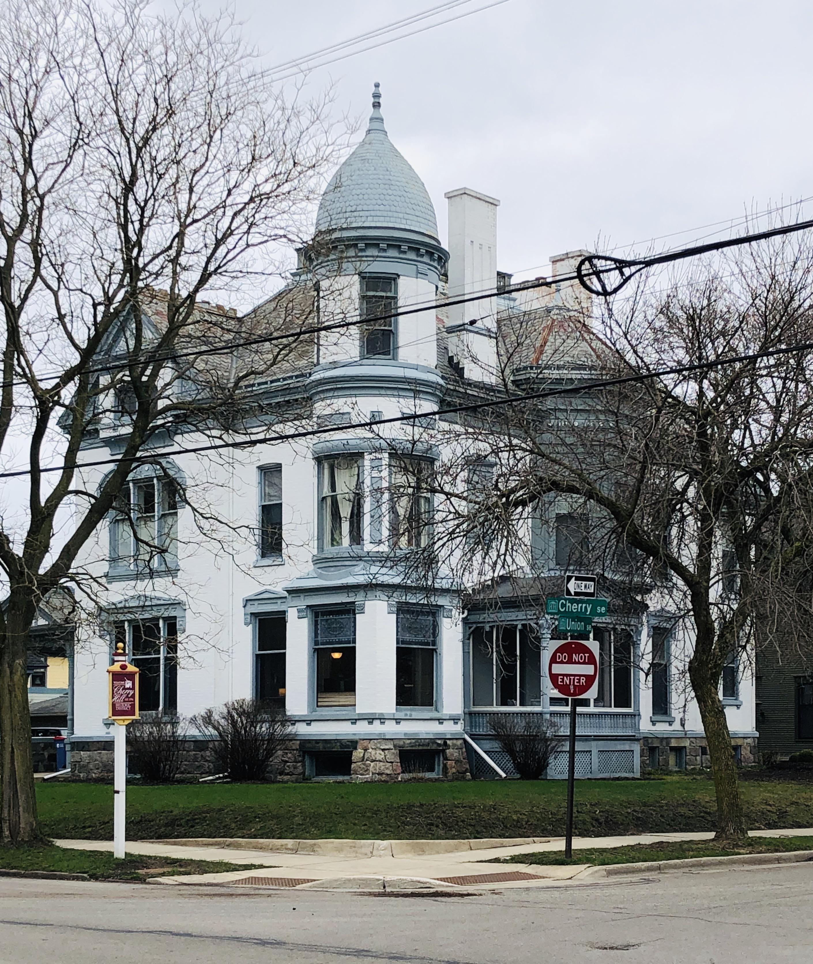 Another walk through Heritage Hill, Grand Rapids, MI r/Houseporn