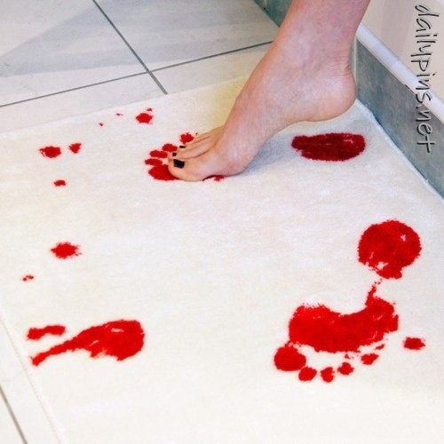 Bath mat that turns red when wet... ofcoursethatsathing