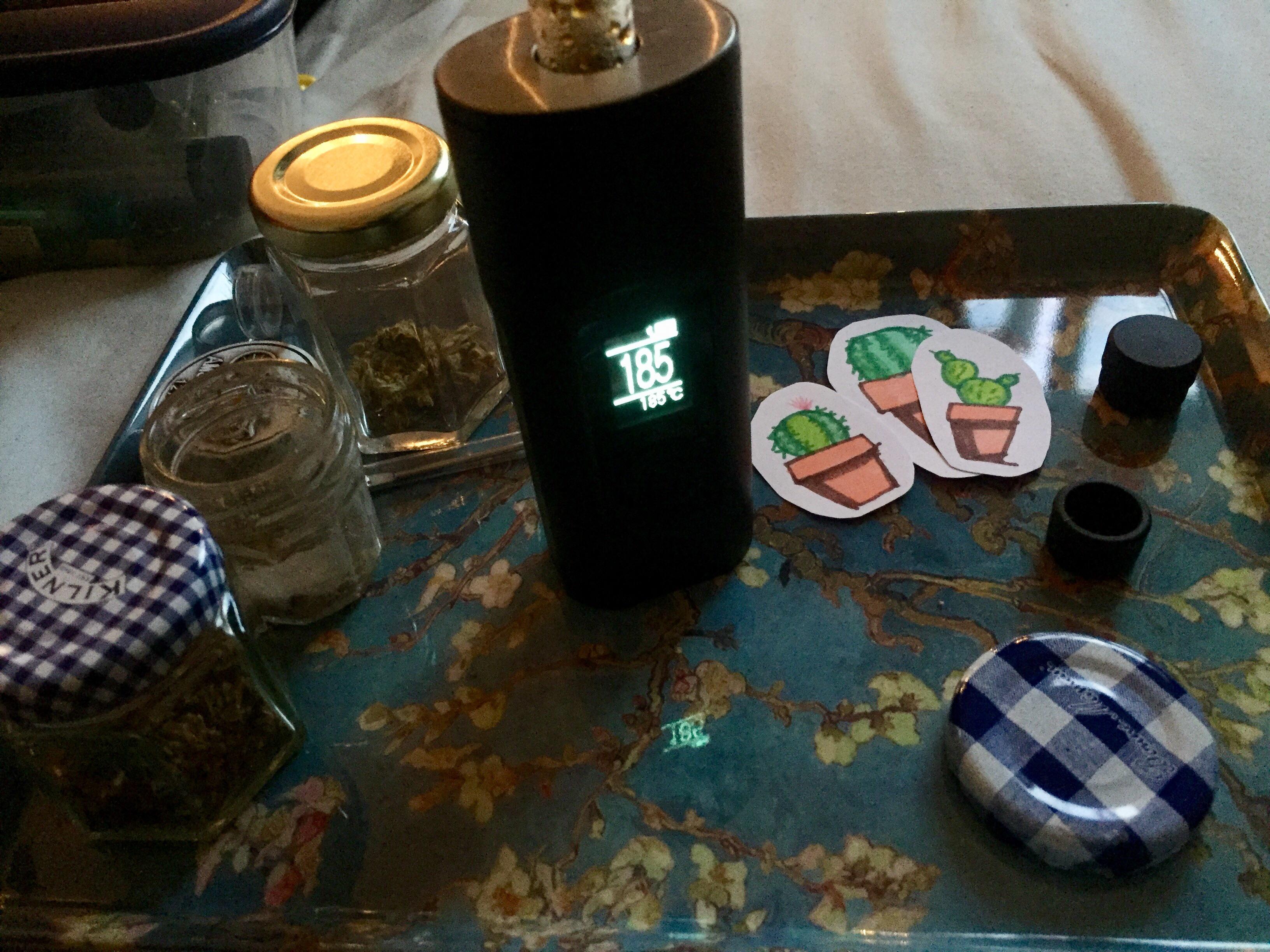 Cacti drawings + beautiful rolling tray = good times 💚 r/entwives