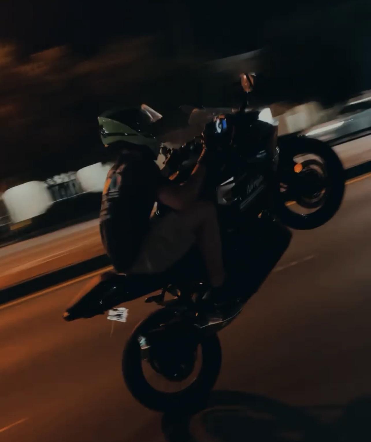 One wheel gang where you at 👀 The 400 can wheelie 🫣 r/Ninja400