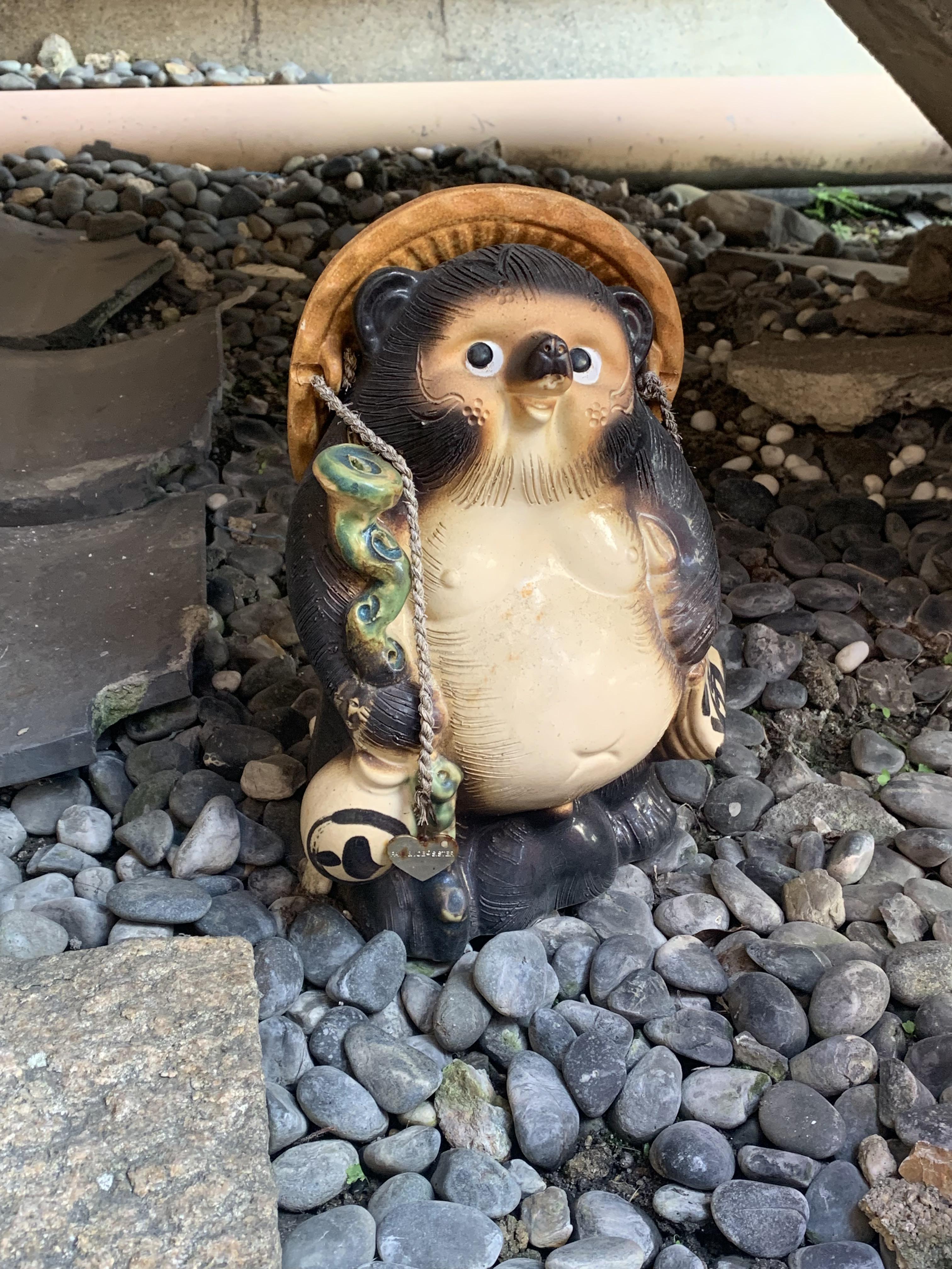 What is this Paddington Bearlooking statue with giant balls that I’ve