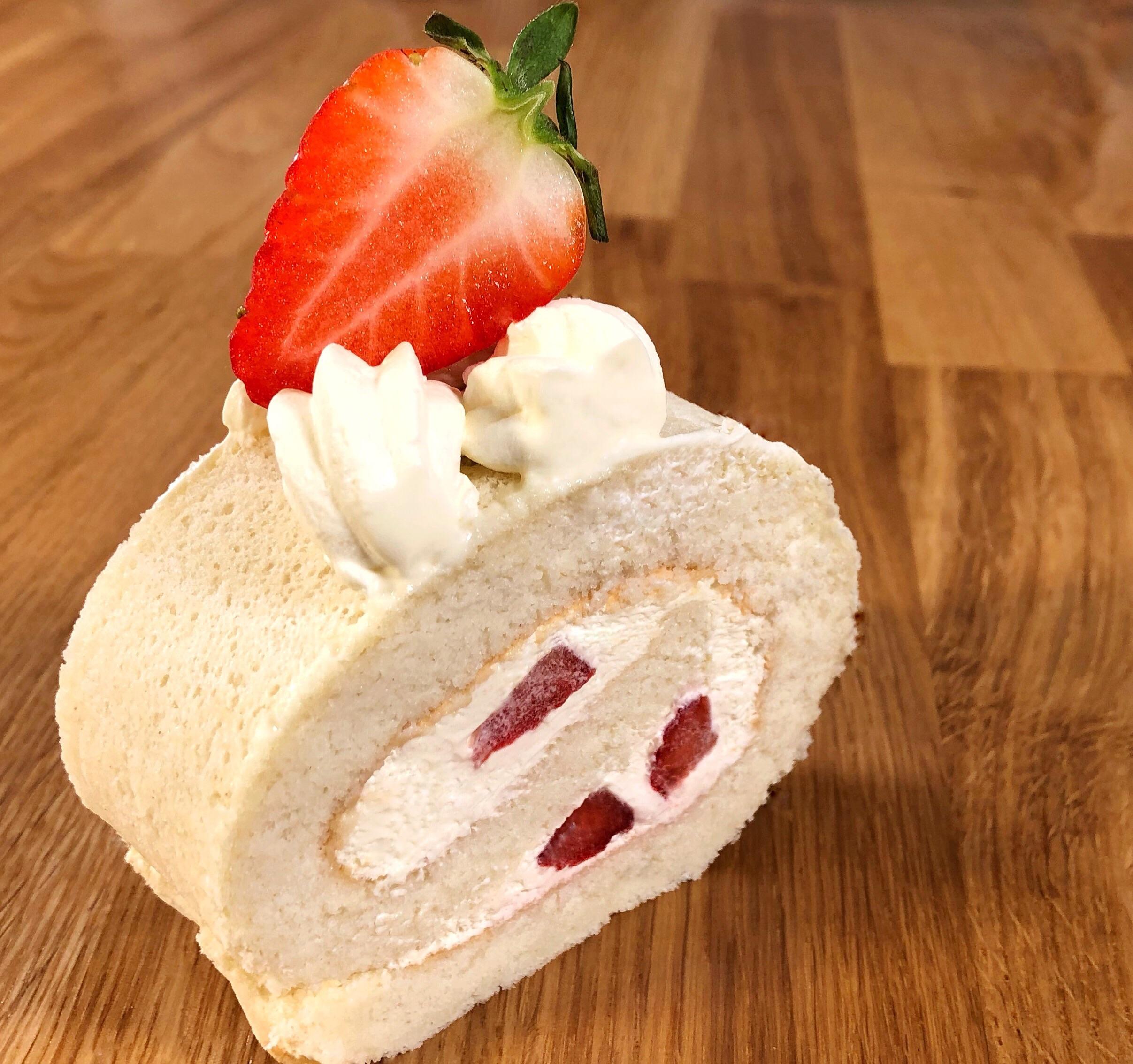 Homemade Japanese Strawberry Swiss Roll Cake r/FoodPorn