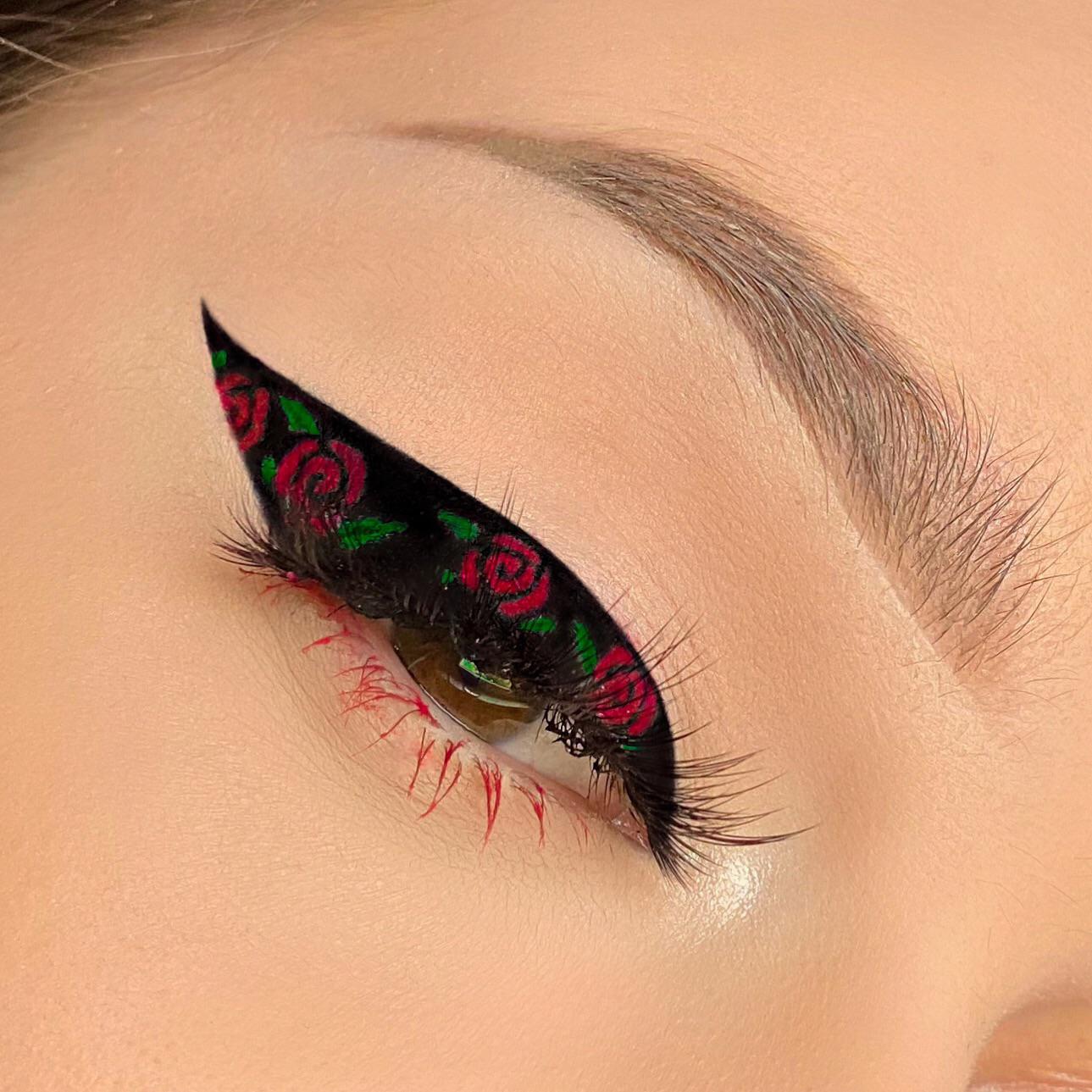 A Rose eyeliner I did the other day 🥀 r/MakeupAddicts
