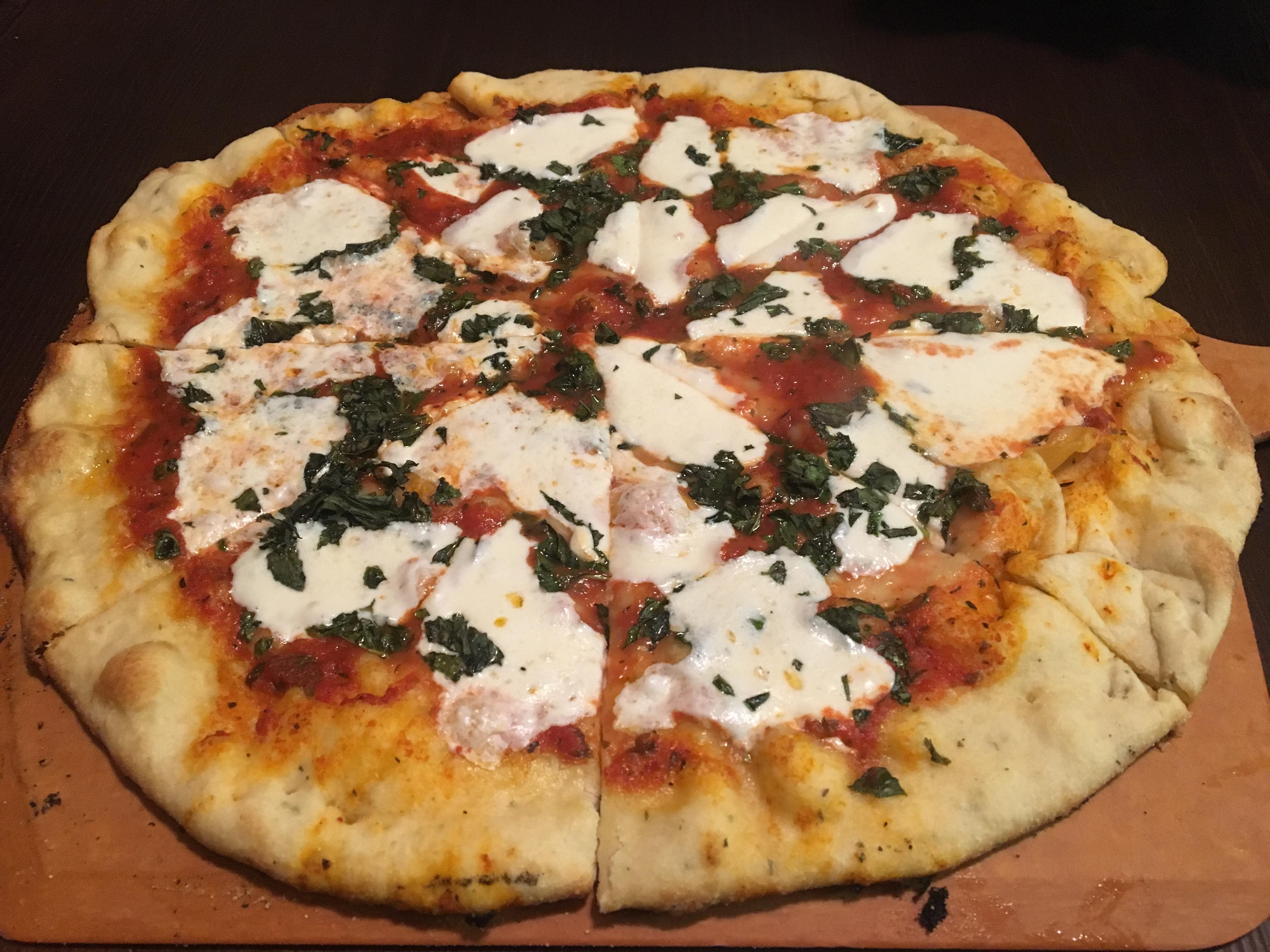 [Homemade] Basil and Mozzarella fresca pizza r/food