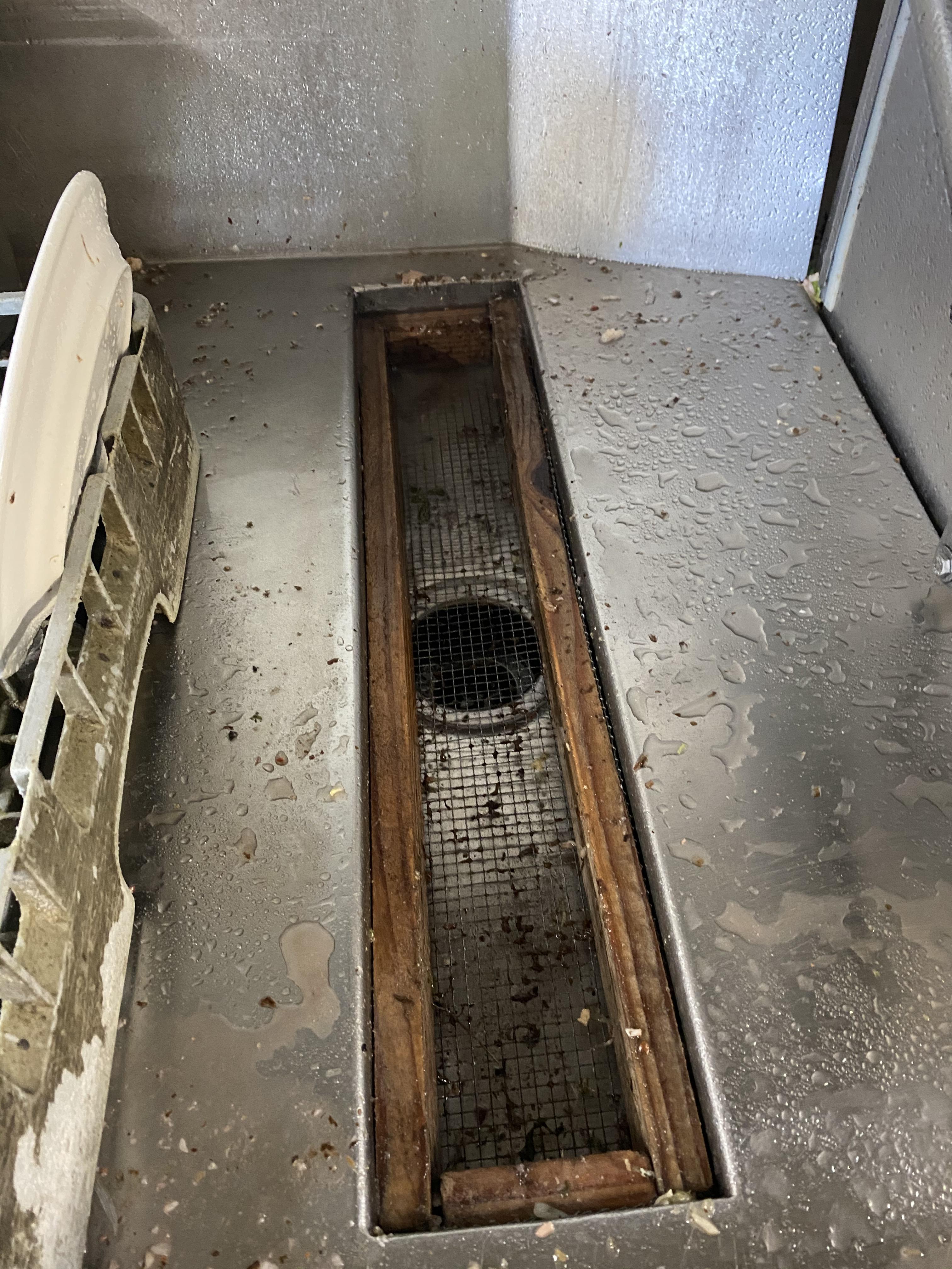 anyone know where I can get a good food catcher thing. This one keeps